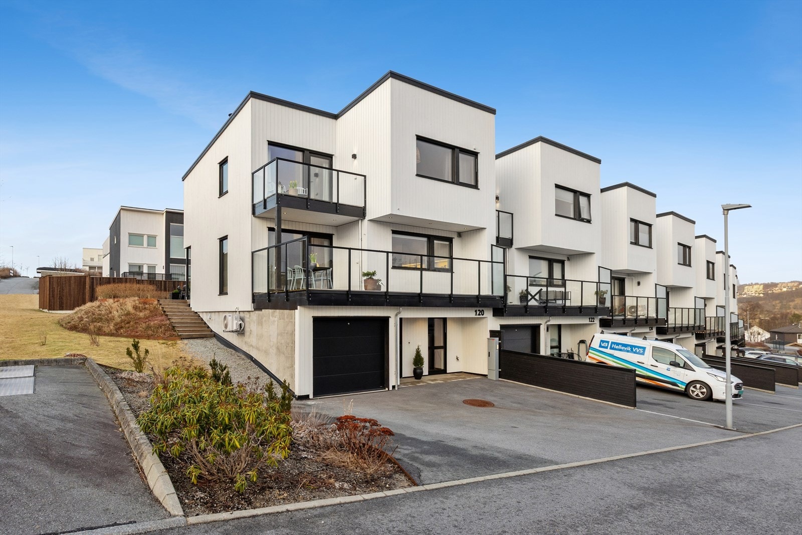 Romslig gårdsrom med egen garasje - det er montert ladeboks for elbil Galleribilde