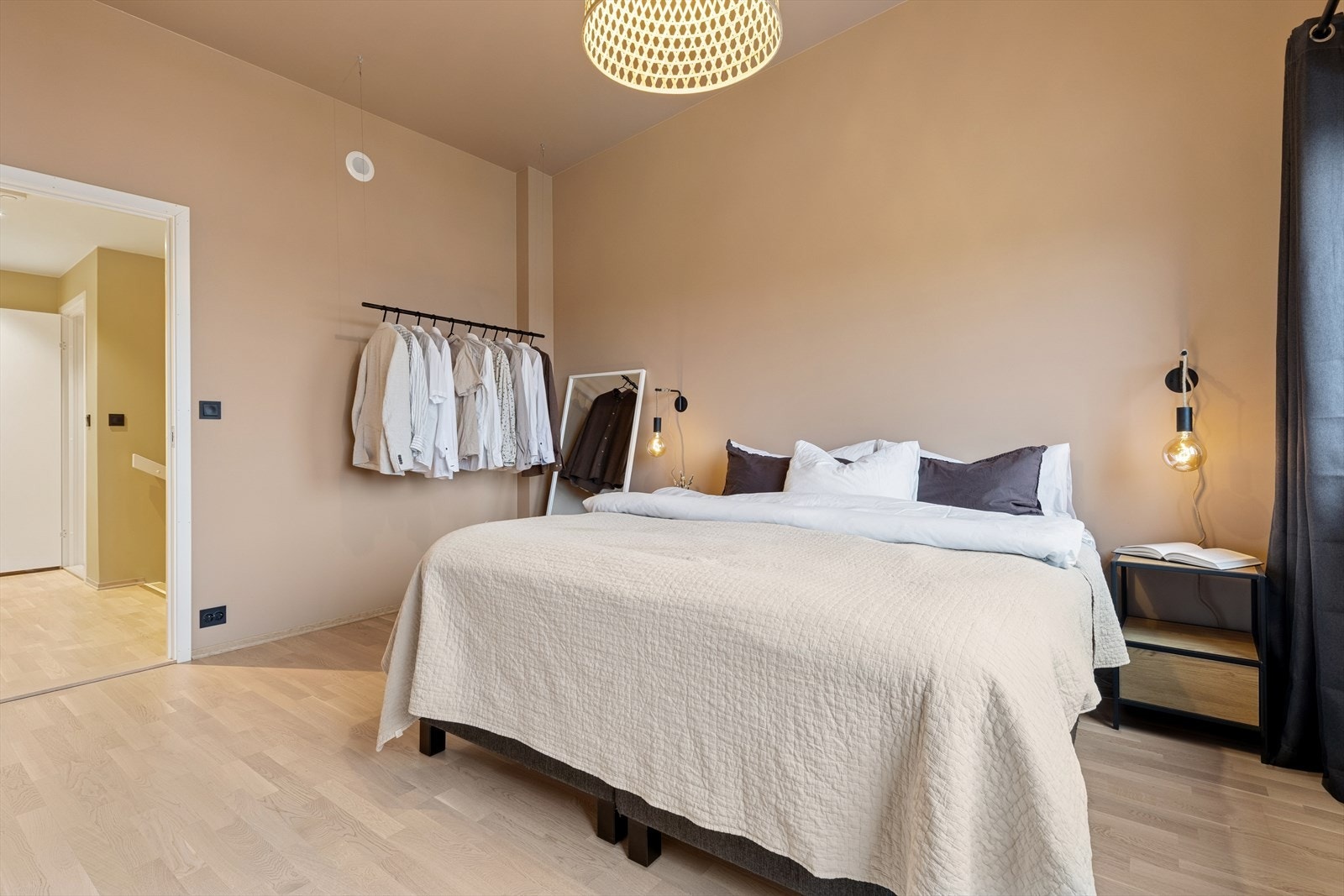 2. etg: Hovedsoverommet har ekstra takhøyde og godt med garderobeskap Galleribilde