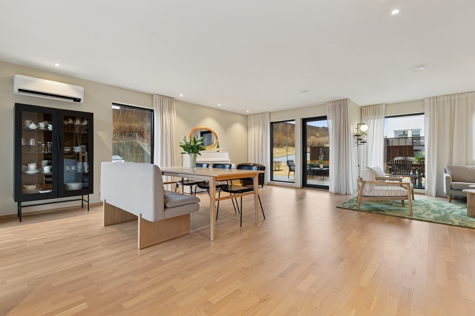 2. etg: Stuen er stor med mye boltreplass Galleribilde