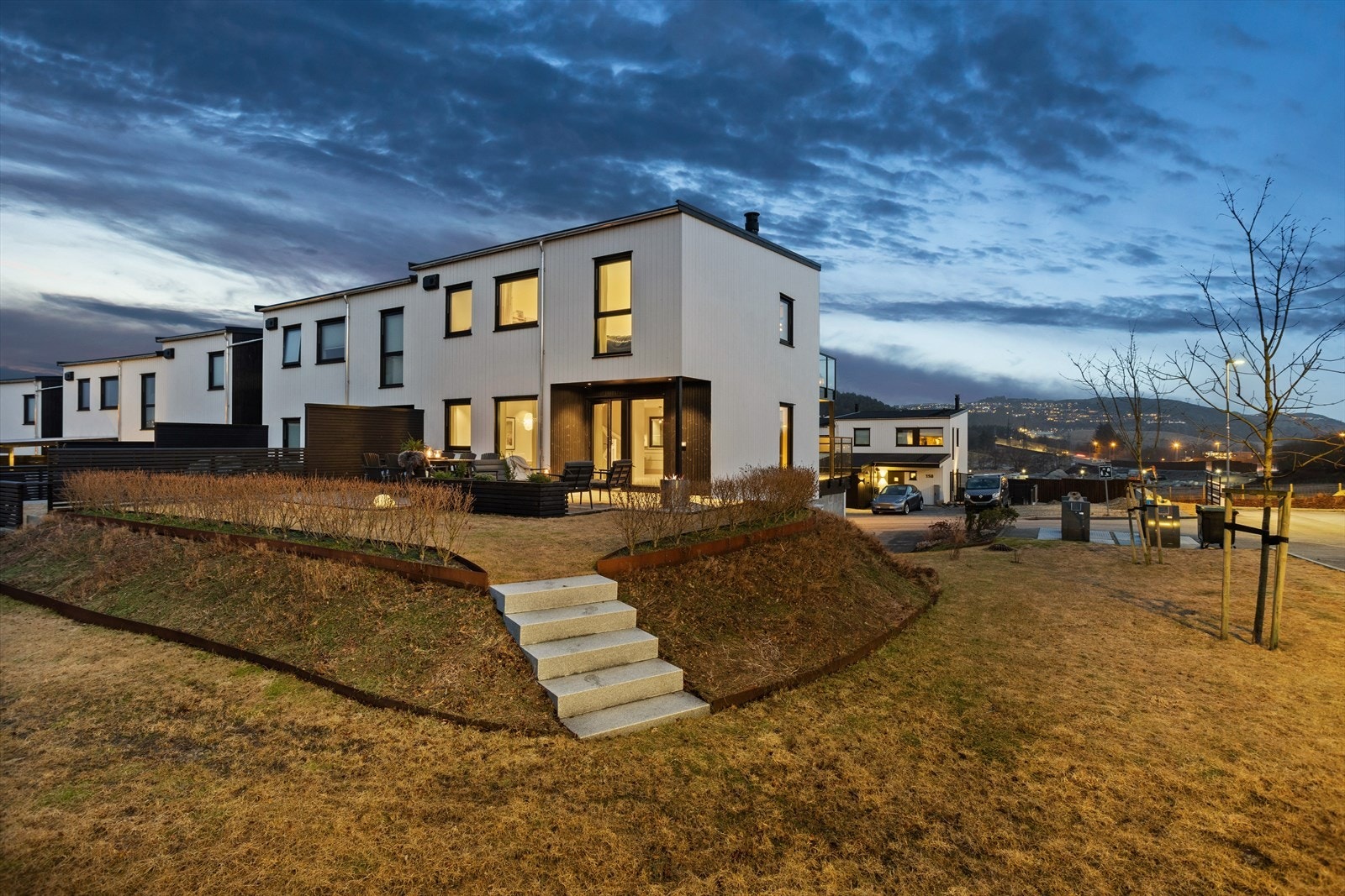 Et stort og romslig enderekkehus med pent opparbeidet uteareal Galleribilde