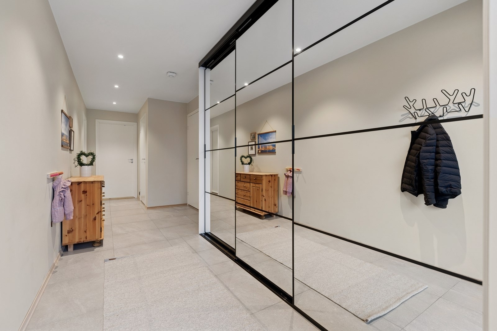 1. etg: Entrè har en stor skyvedørsgarderobe og behagelig varme i gulv Galleribilde