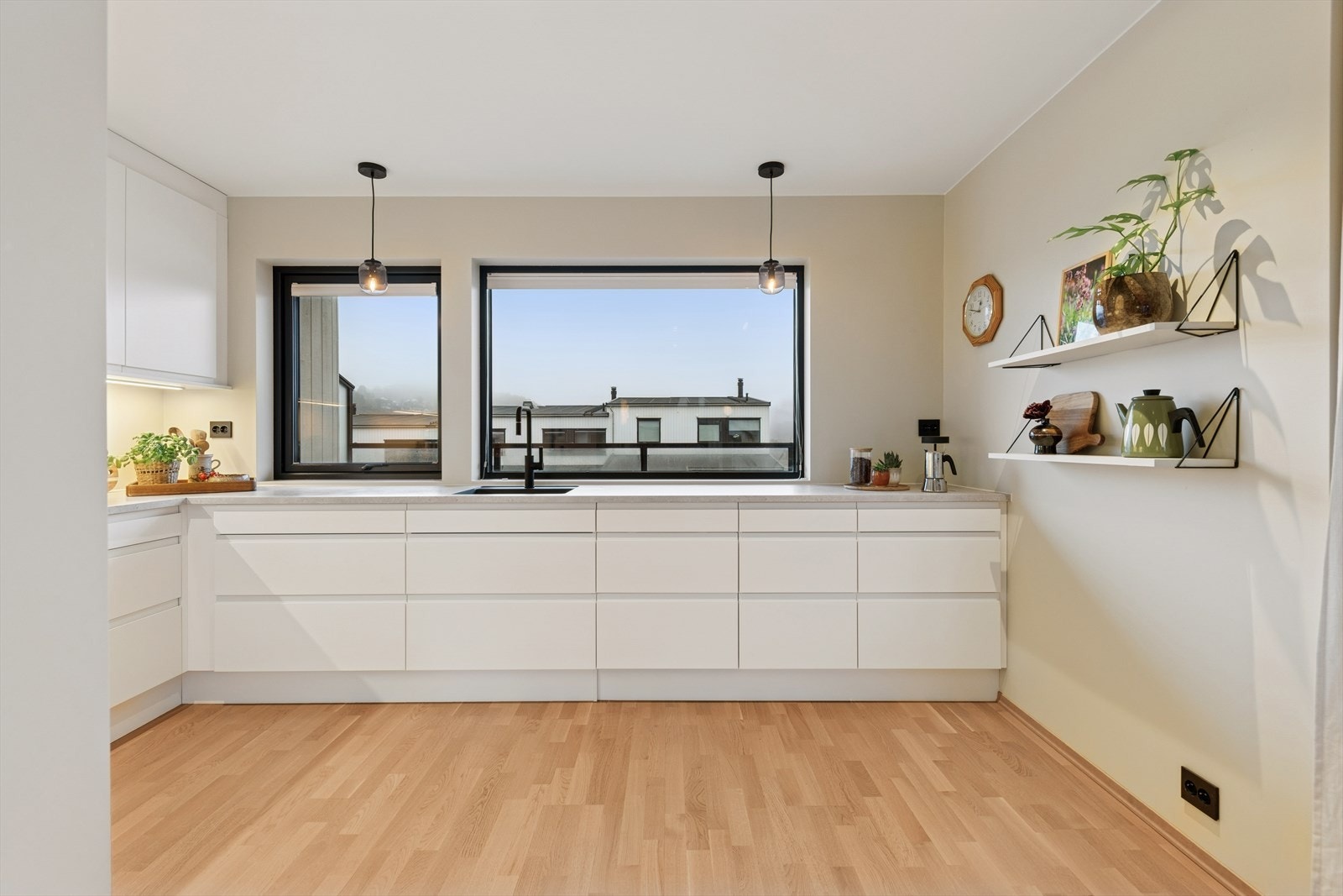 2. etg: Kjøkkenet er praktisk utformet med mye god oppbevaring Galleribilde