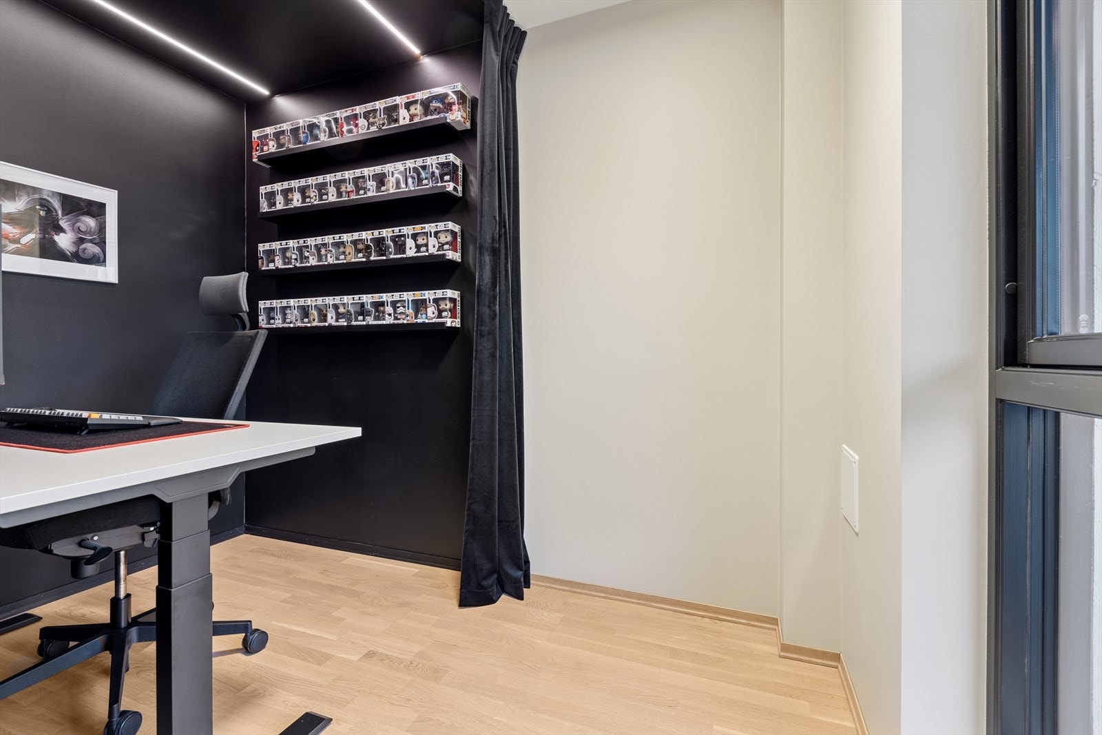 1. etg: Rommet er også godkjent som soverom på byggetegninger (må evt sette opp fast vegg + dør) Galleribilde