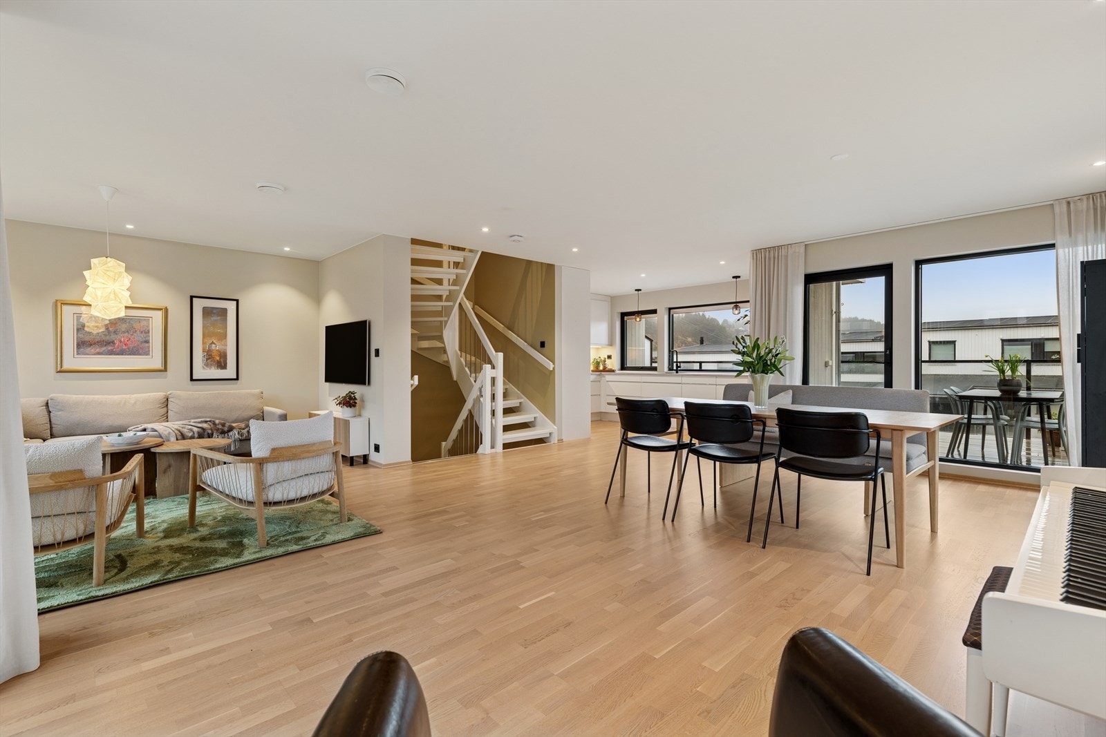 2. etg: Åpen stue- og kjøkkenløsning av romslig størrelse med mye vindusflater Galleribilde