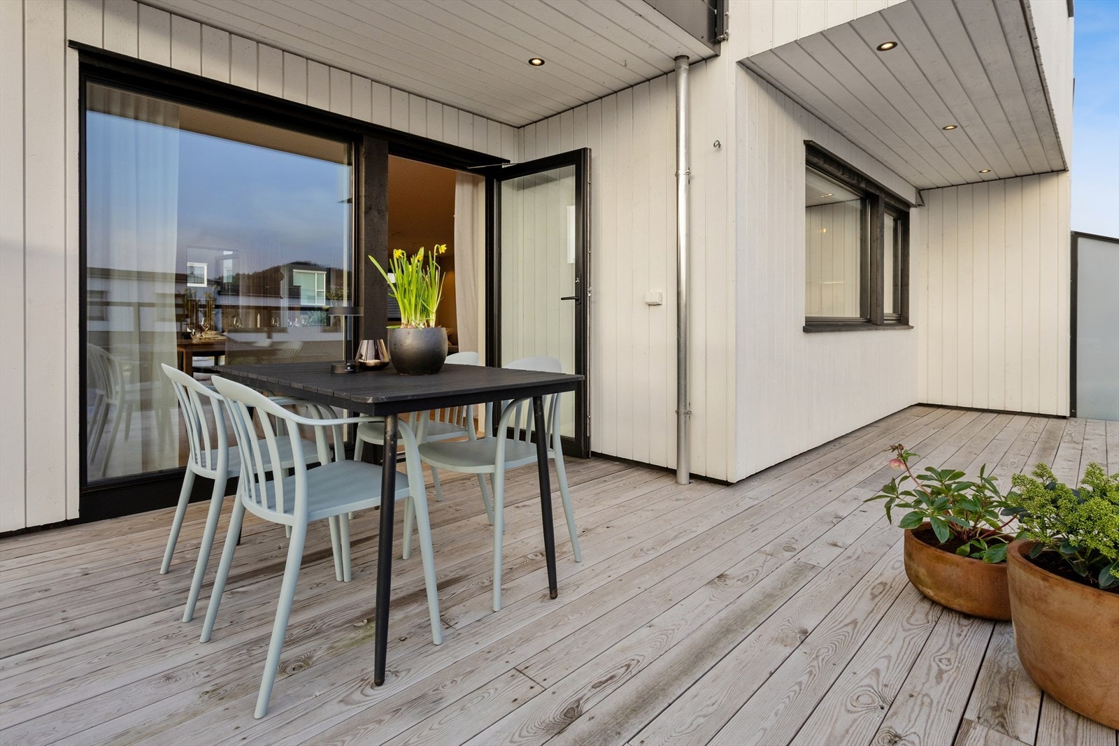 Romslig terrasse med ettermiddag- og kveldssol Galleribilde