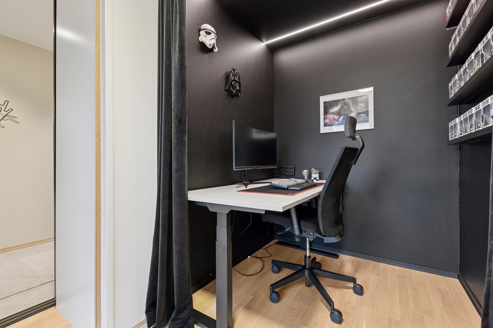 1. etg: Kontor / mancave, skjult bak skyvedører Galleribilde