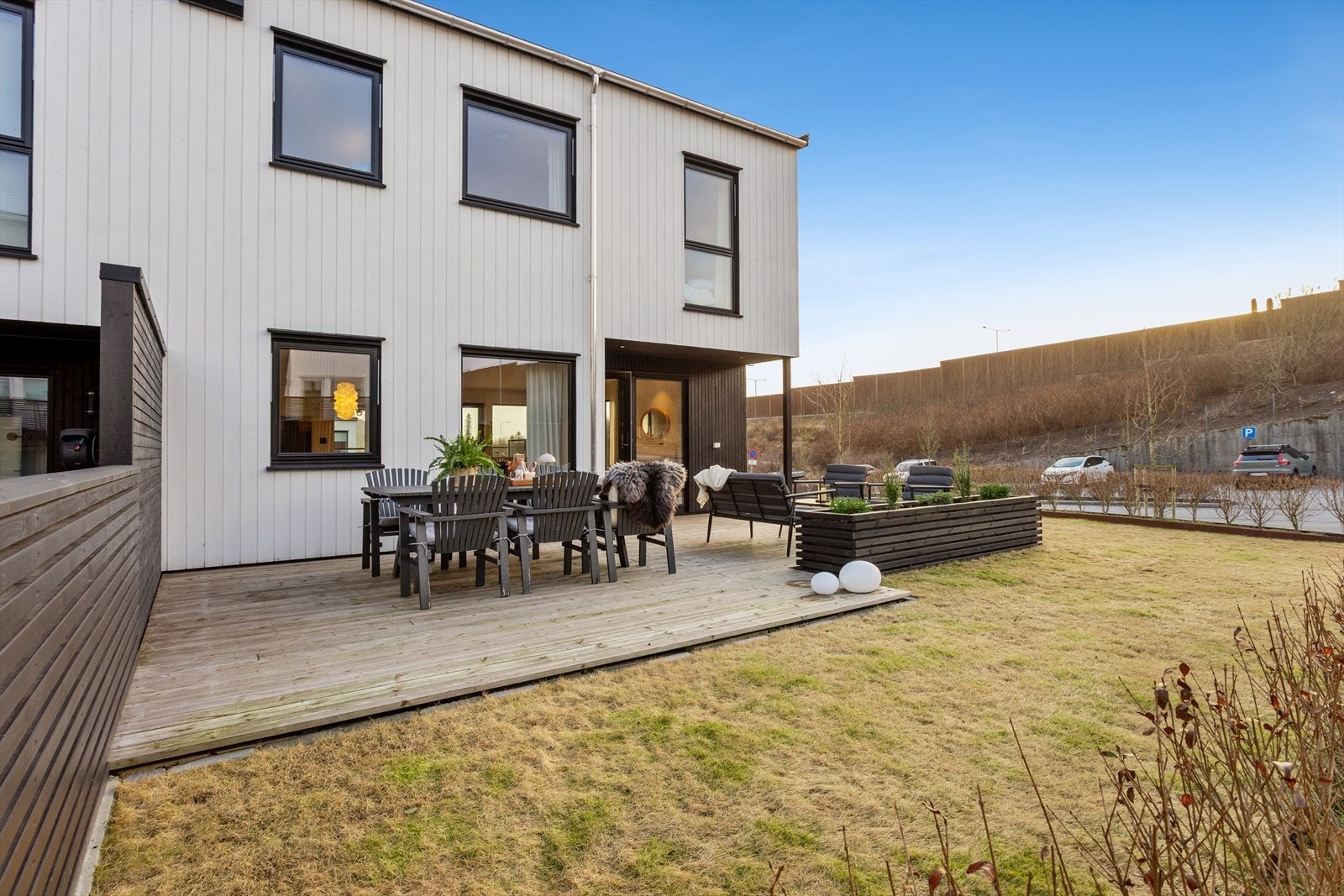 Utearealet er gjennomtenkt opparbeidet med både hage og terrasse Galleribilde