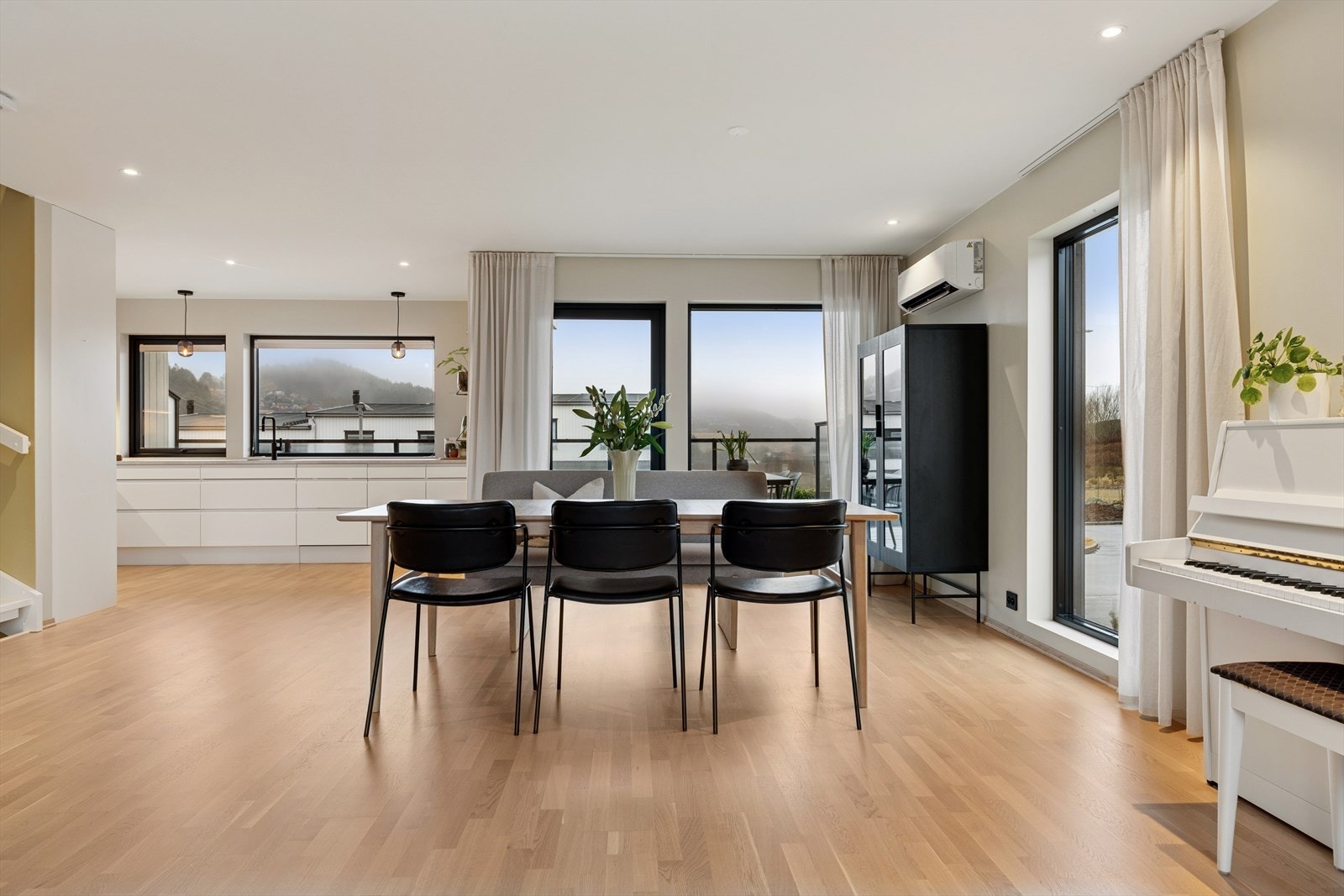 2. etg: God plass til romslig spisebord i tilknytning til kjøkken Galleribilde