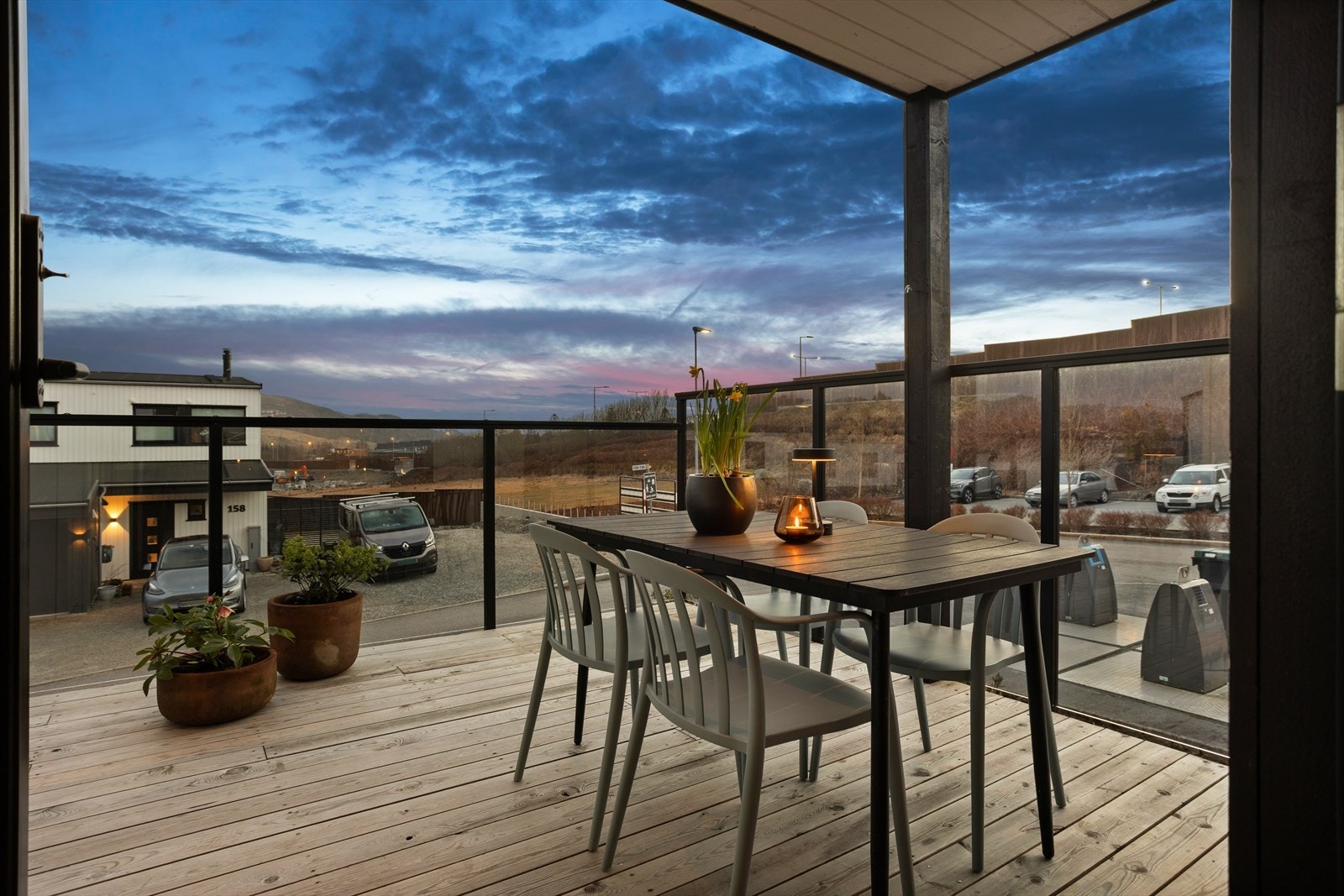 Kveldsstemning på balkong ved kjøkken Galleribilde