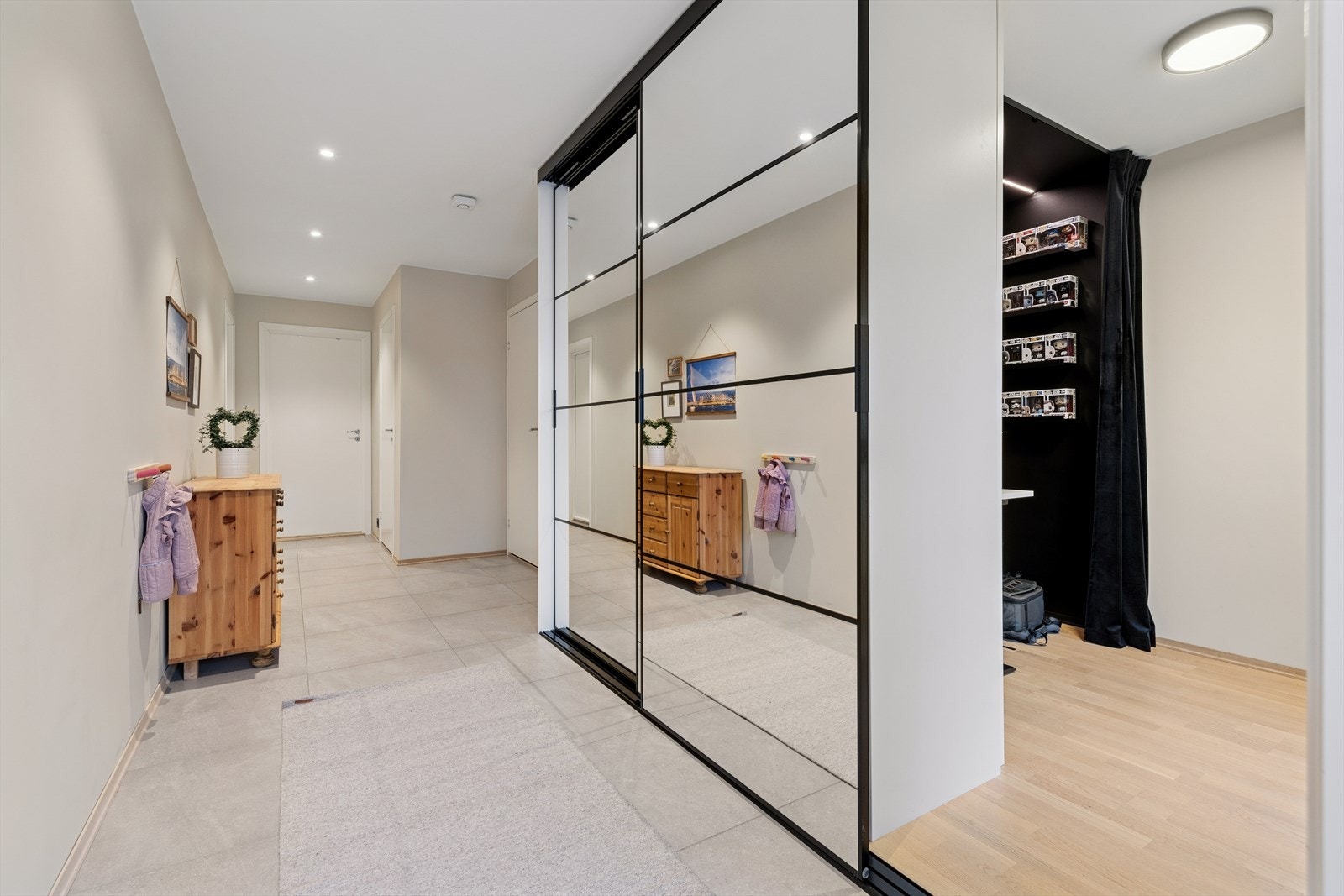 1. etg: Bak garderoben skjuler det seg idag kontorløsning. Galleribilde