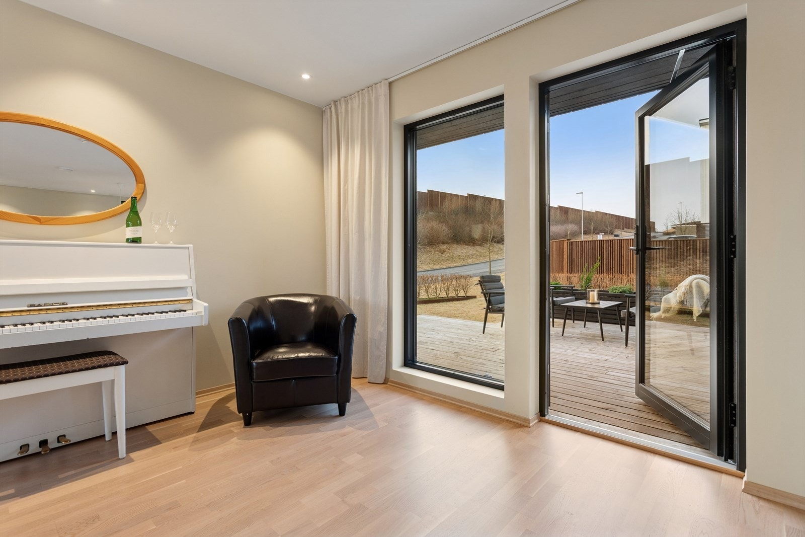 Utgang til uteareal fra stuen Galleribilde