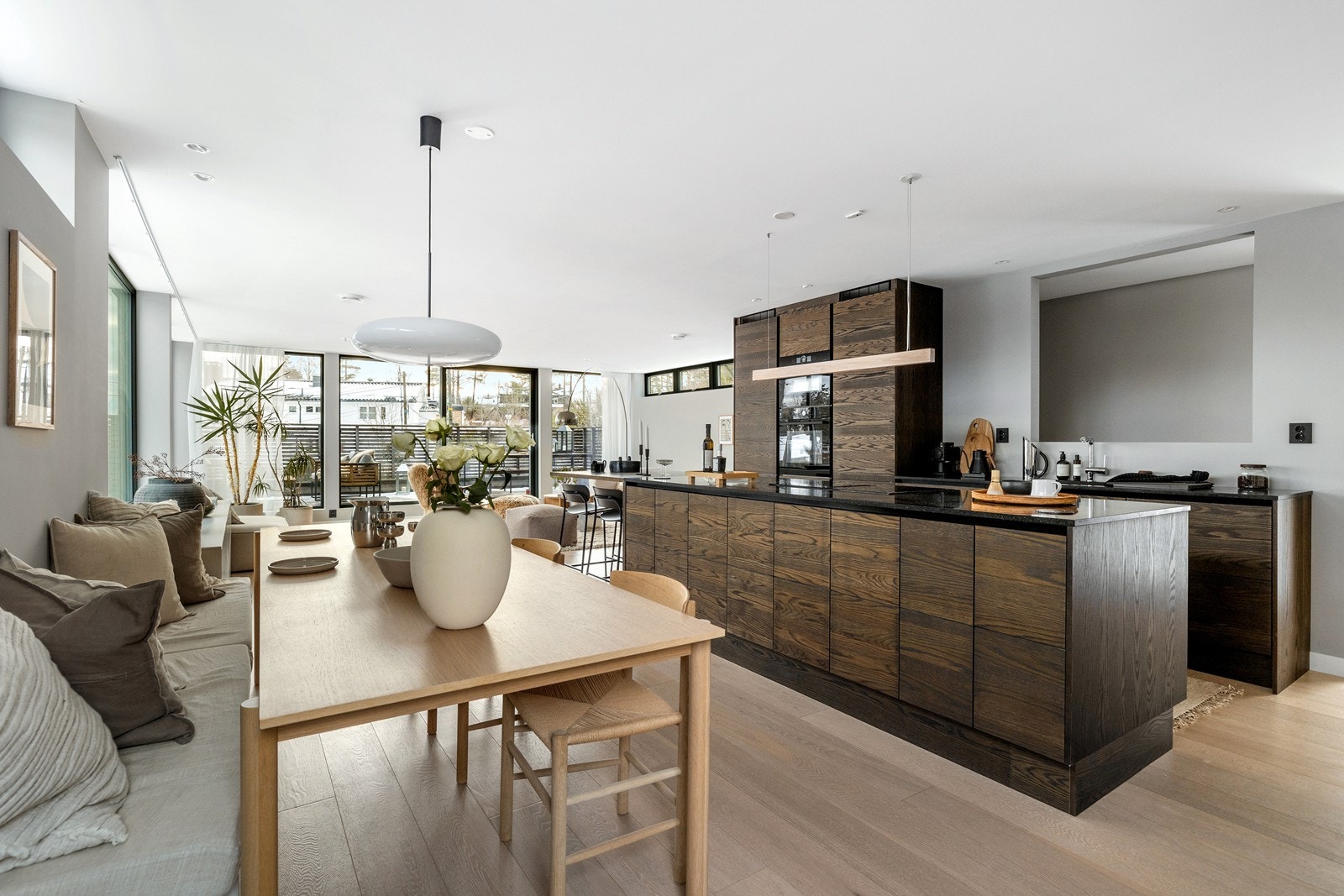 Spiseplassen har plassbygget benk med oppbevaring under Galleribilde