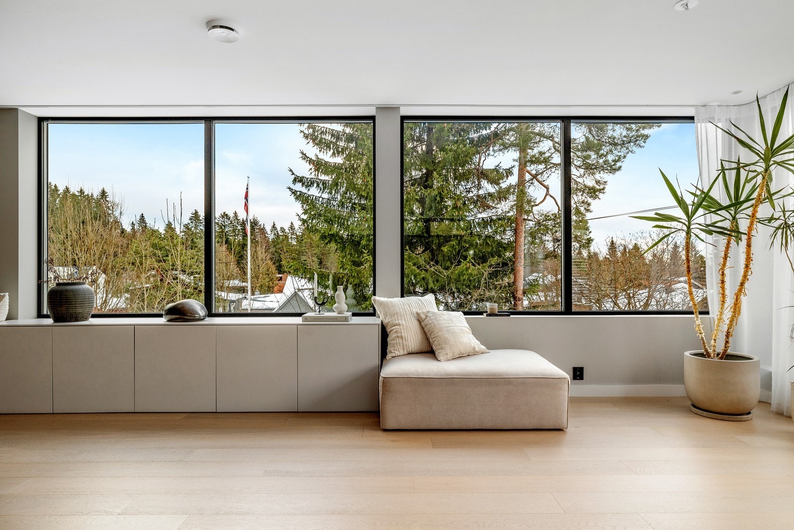 Stue. Store vindusflater slipper inn mye lys uten sjenerende innsyn Galleribilde