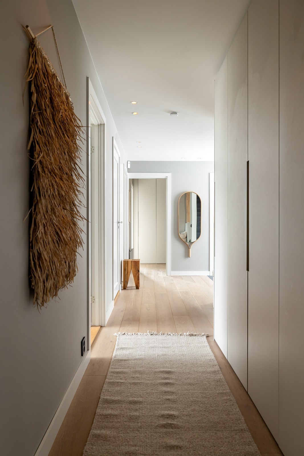 Gang. Innredet med garderobeskap og plassbygget benk med oppbevaring Galleribilde