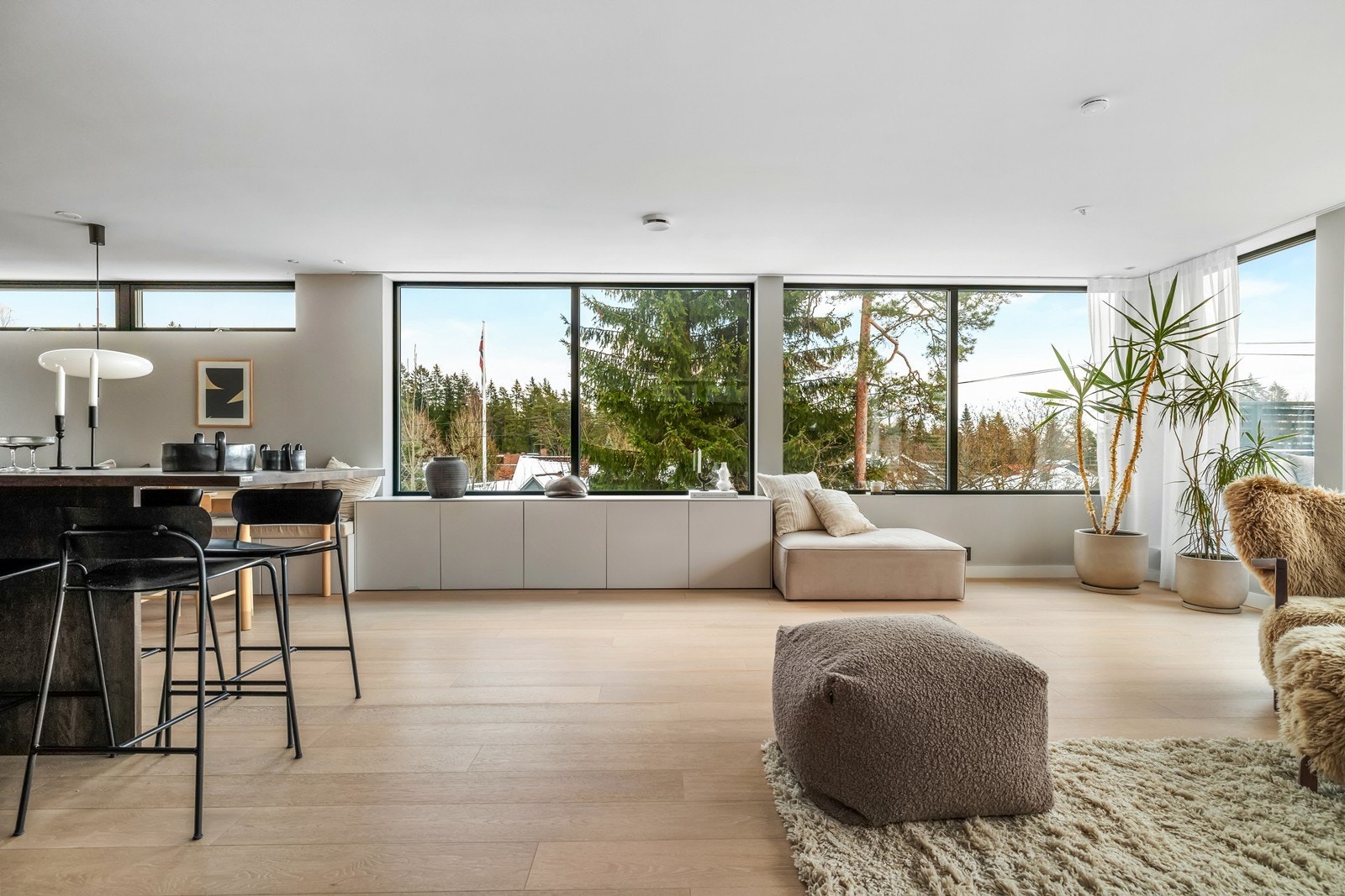 Stue. Store vindusflater slipper inn mye lys uten sjenerende innsyn Galleribilde