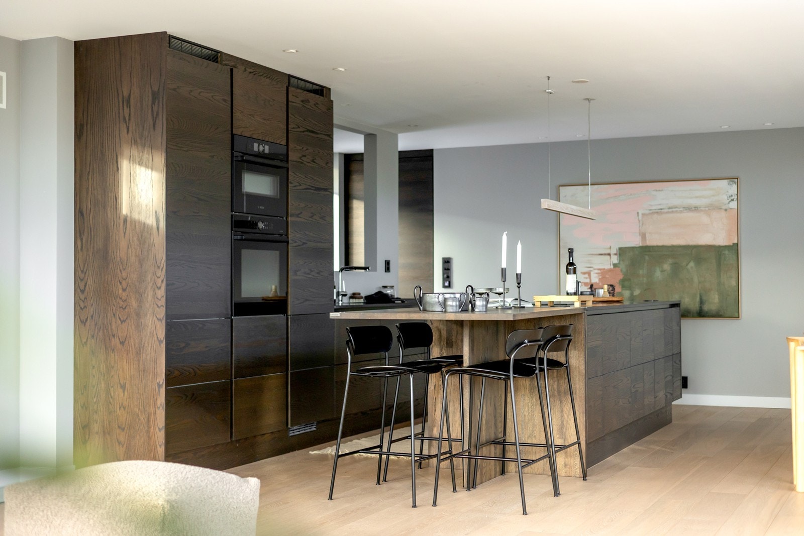 Benkeplatene er i sort stein/kompositt, med en heltre benk ved sitteplassen Galleribilde