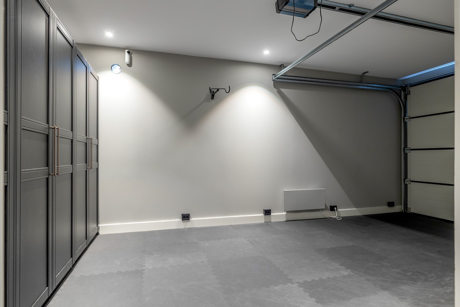 Garasje med plass til 1 bil. Innredet med garderobeskap Galleribilde