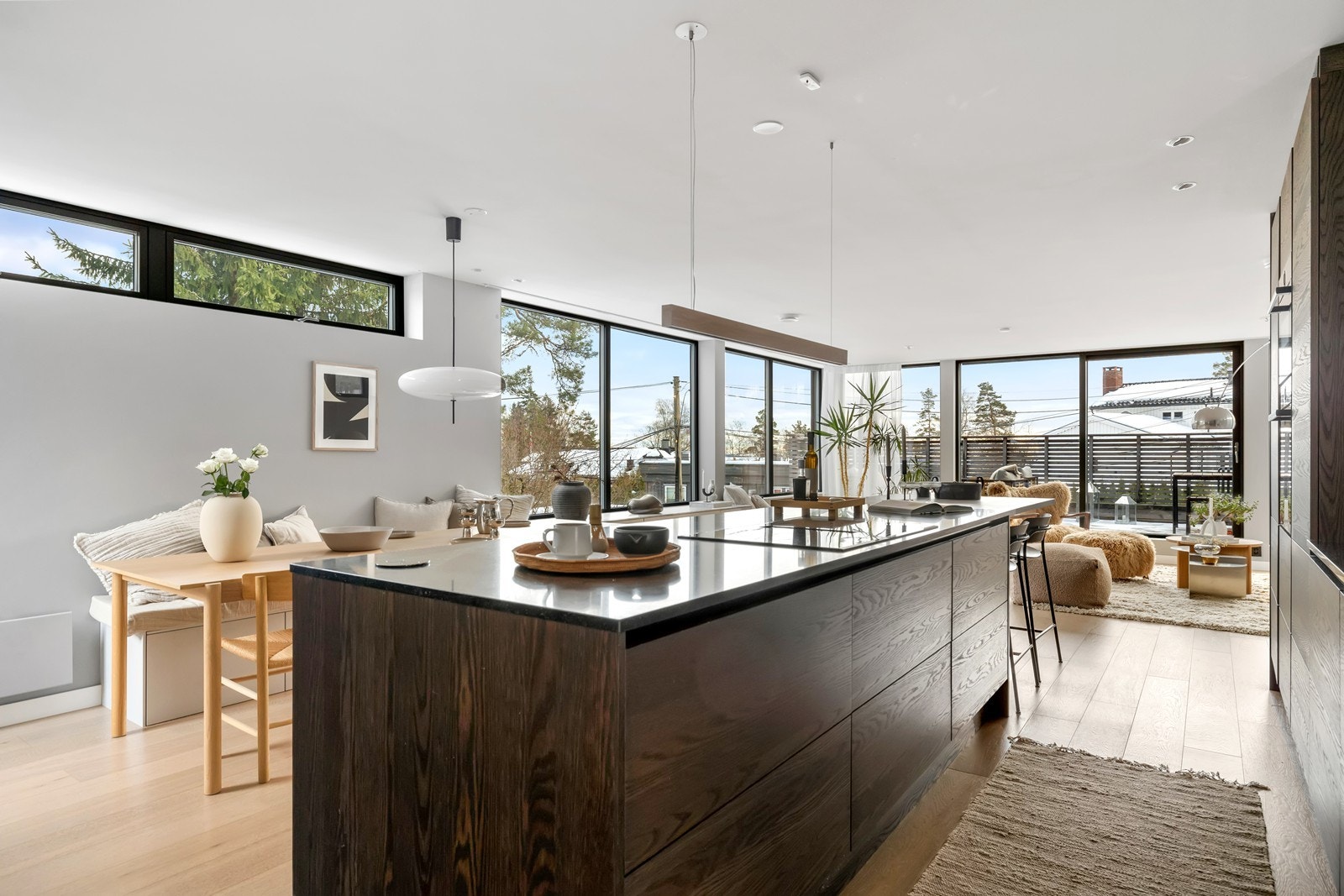 Gode arbeidsforhold med mye benkeplass, oppbevaring og hyggelig utsyn Galleribilde