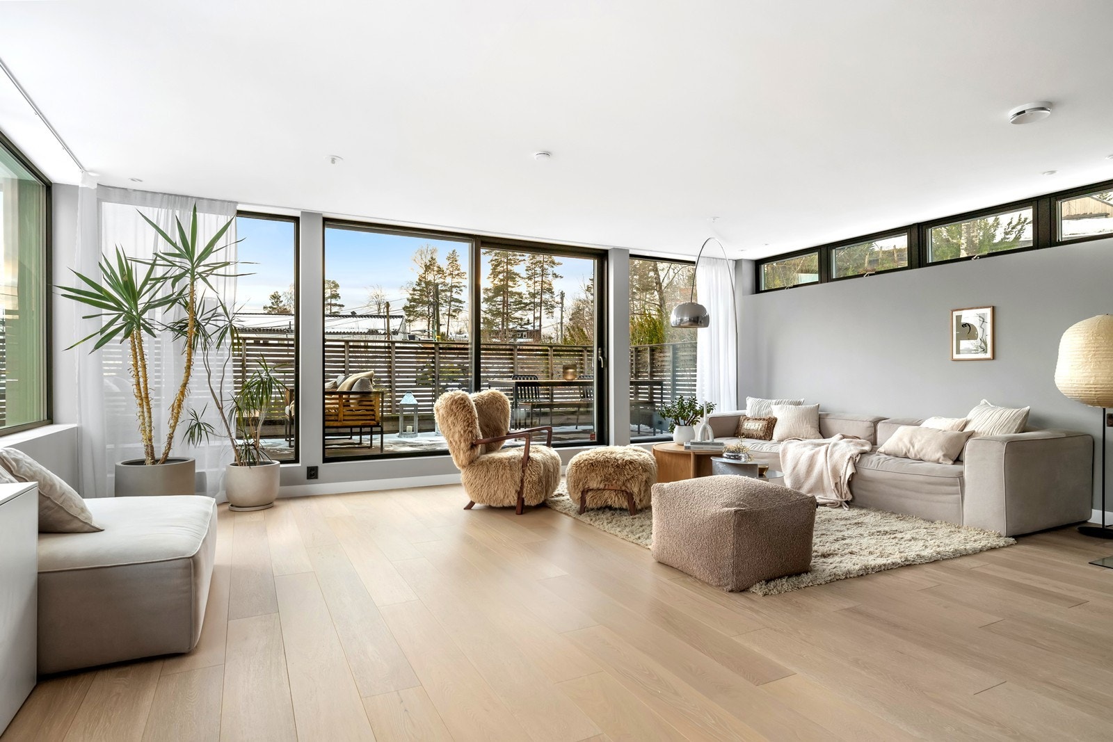 Stue mot balkong Galleribilde