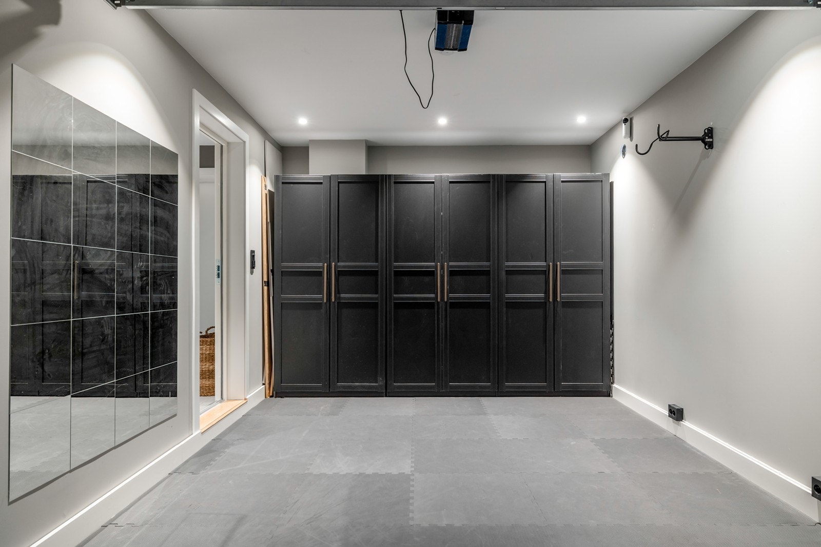 Garasje med plass til 1 bil. Innredet med garderobeskap Galleribilde