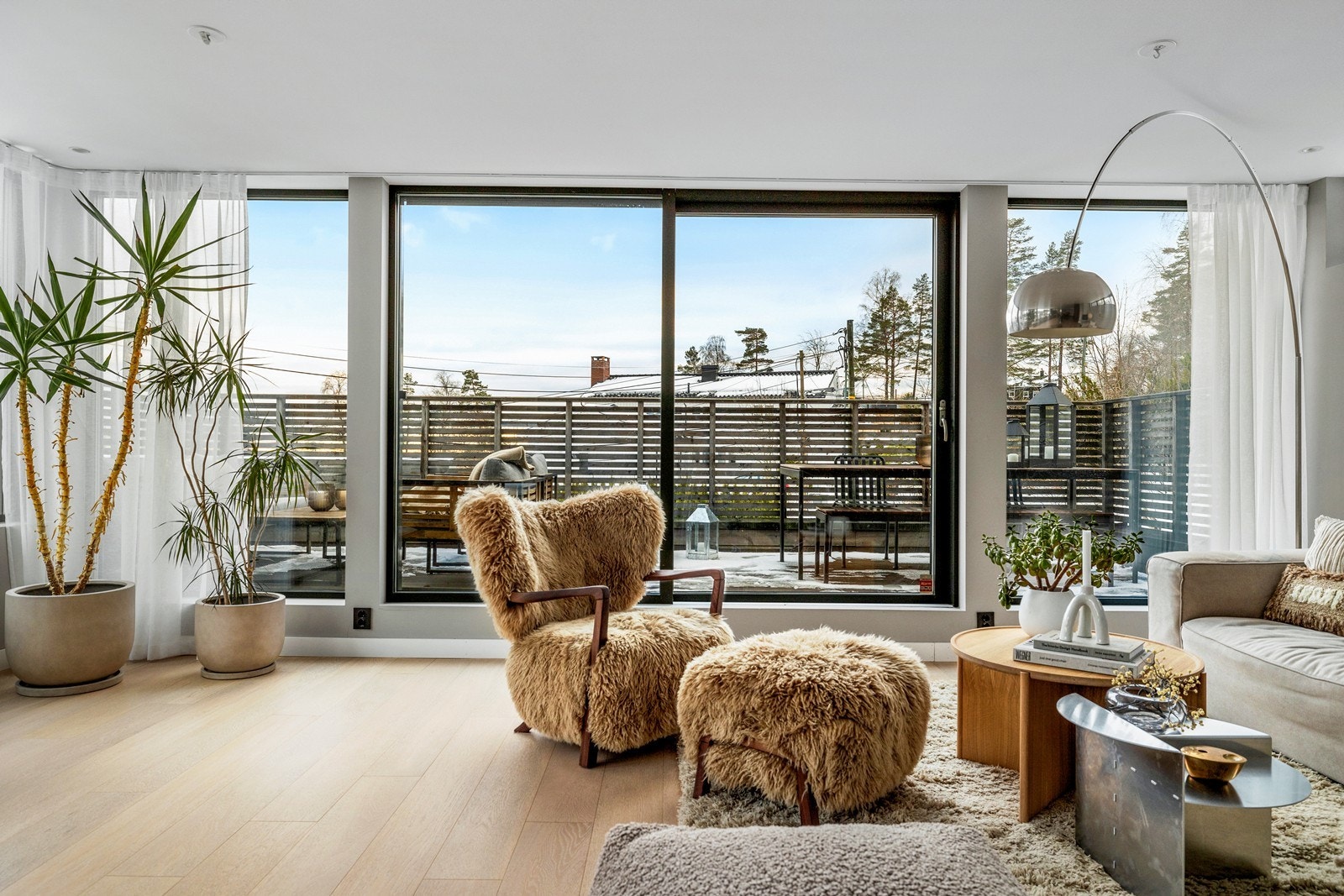 Stue mot balkong Galleribilde