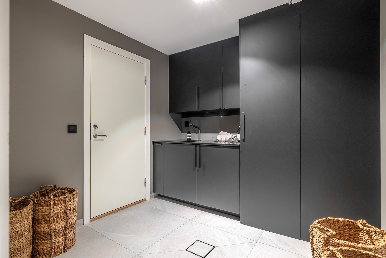 Vaskerom med adkomst til hybel og garasje Galleribilde