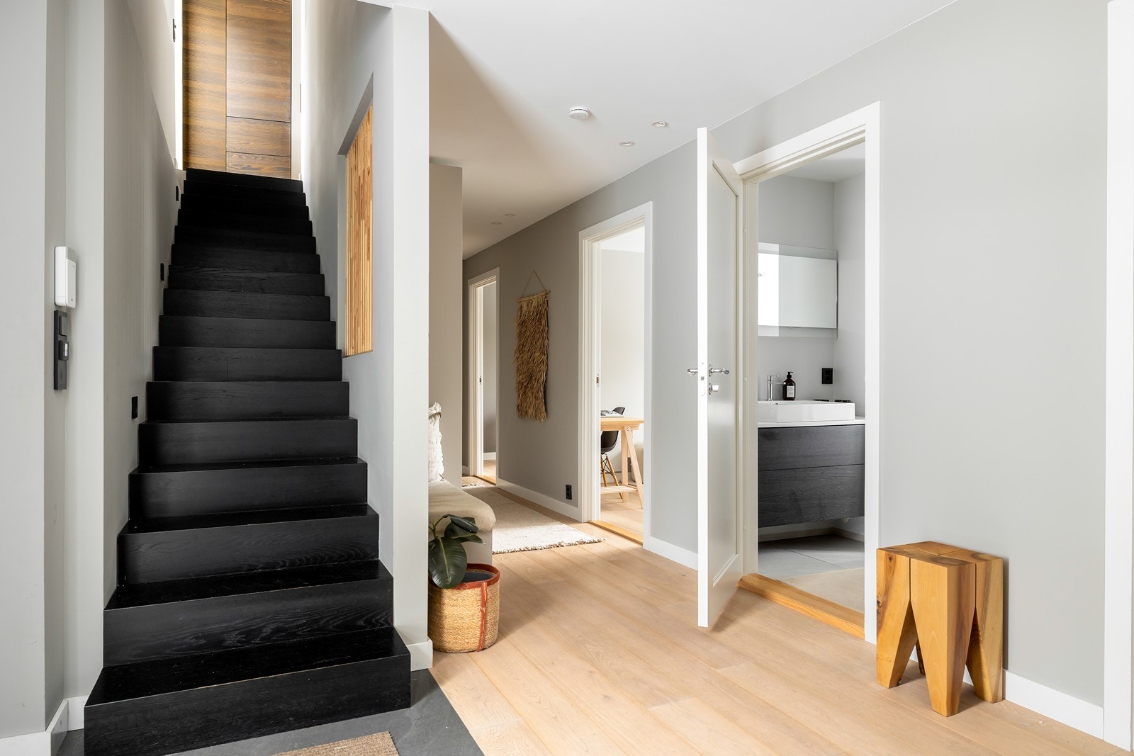 Luftig gang innredet med garderobeskap og plassbygget benk Galleribilde