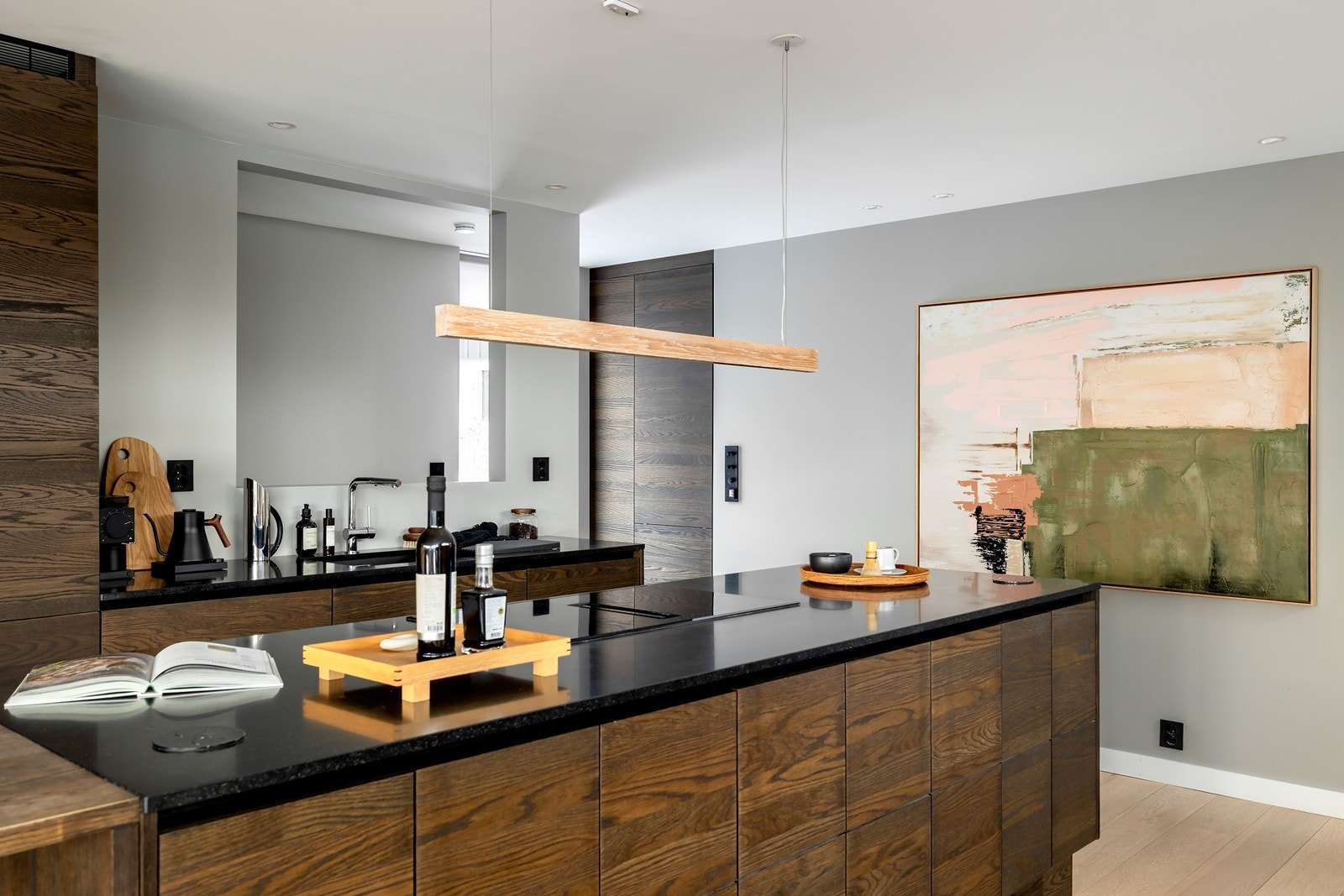 Fra kjøkkenøy mot ekstra høyskap med kaffestasjon Galleribilde