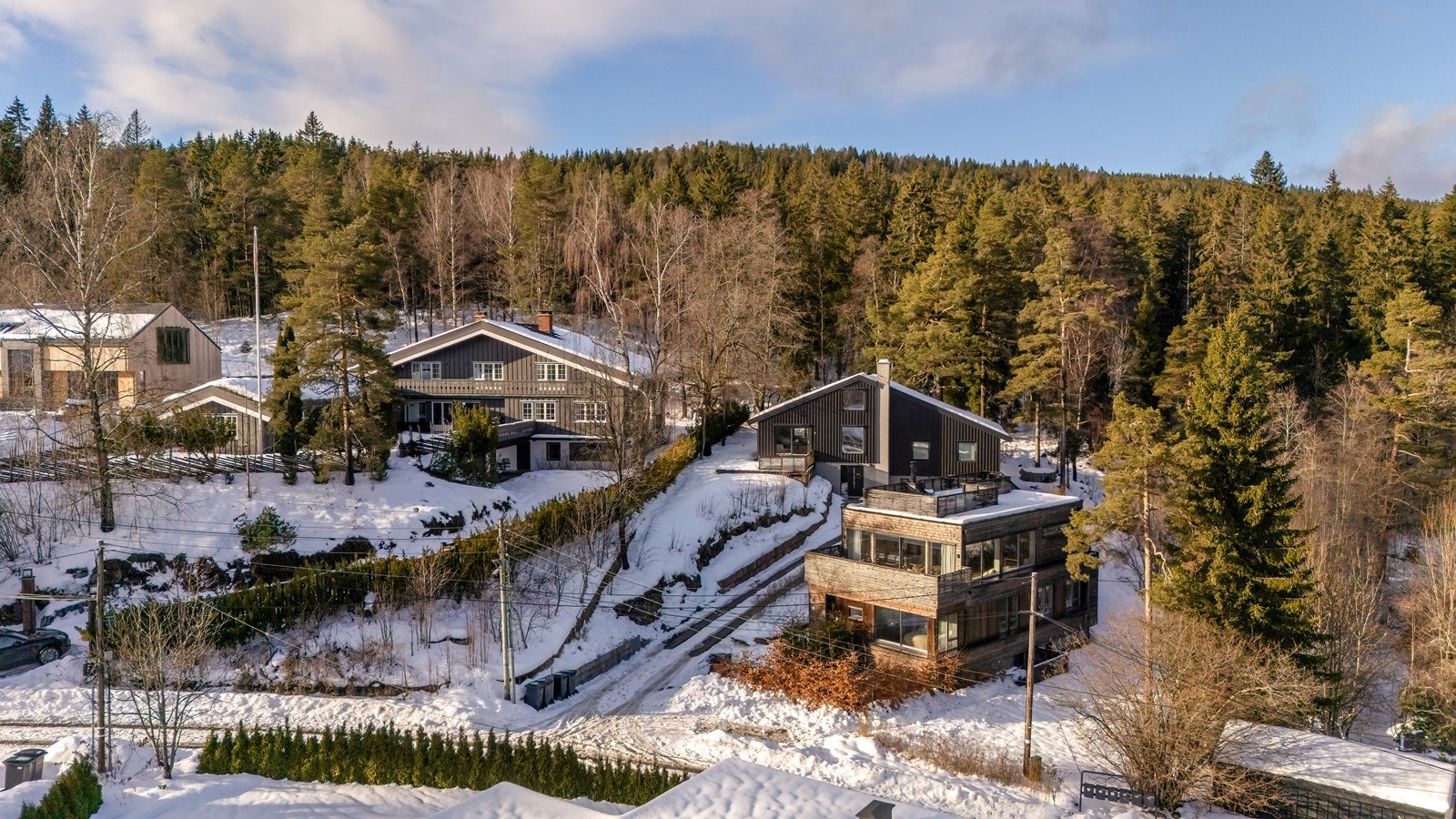 Eiendommen fra luften. Spesielt fin beliggenhet rett ved markagrensen. Galleribilde