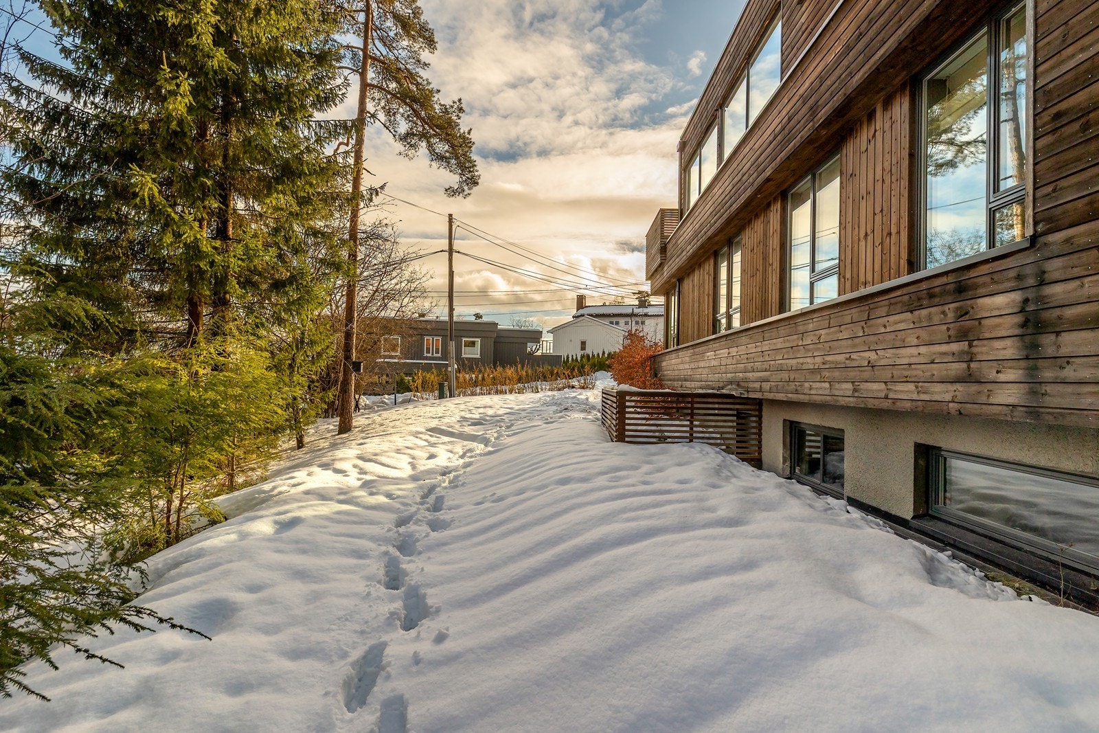 Fasaden mot øst. Egen inngang til hybel Galleribilde