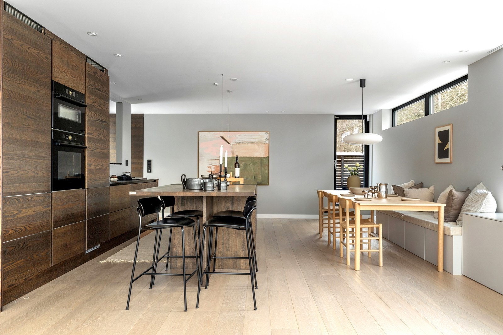 Svane kjøkken med praktisk øy. Ekstra sosial sone i tillegg til spiseplass Galleribilde