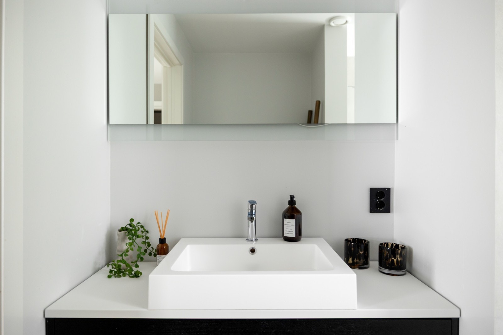 Delikat baderom med både dusj og badekar Galleribilde