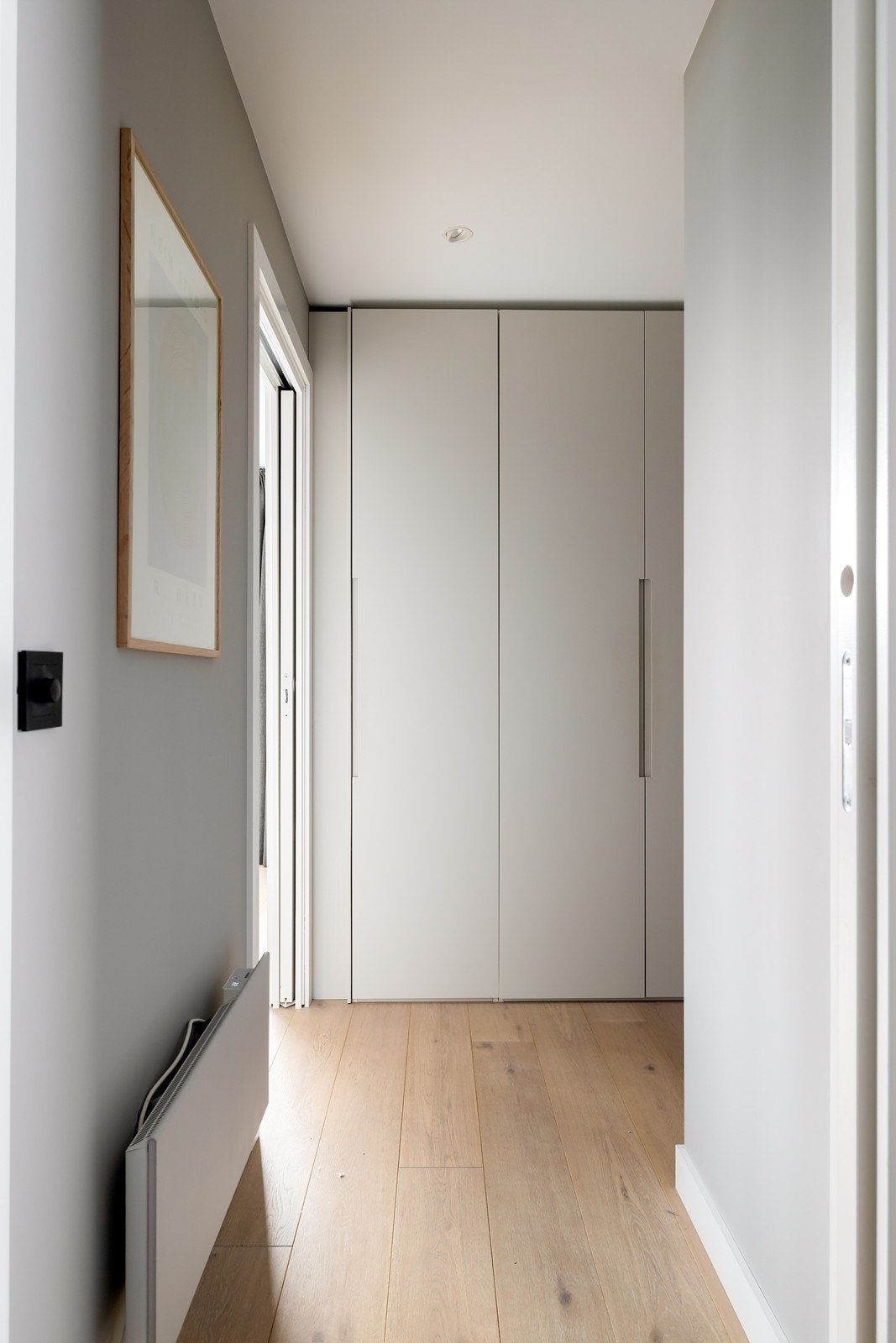 Omkledningsrom innredet med garderobeskap Galleribilde