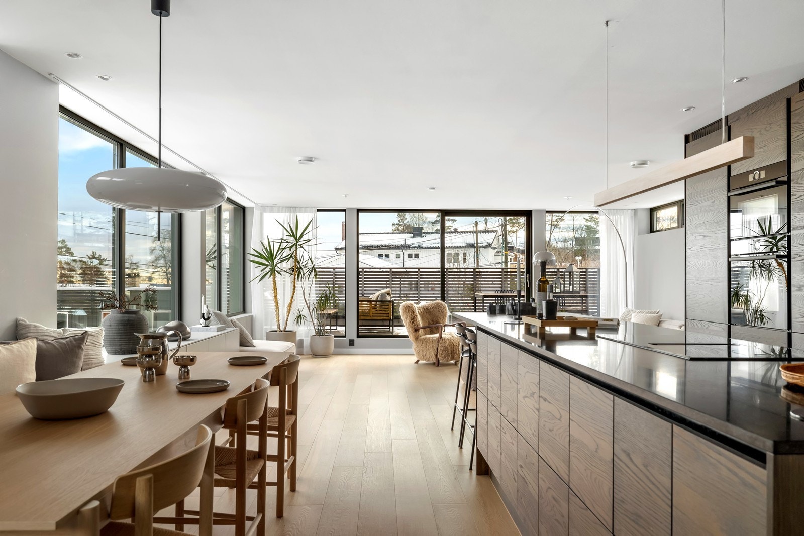 Spiseplass mot stue Galleribilde