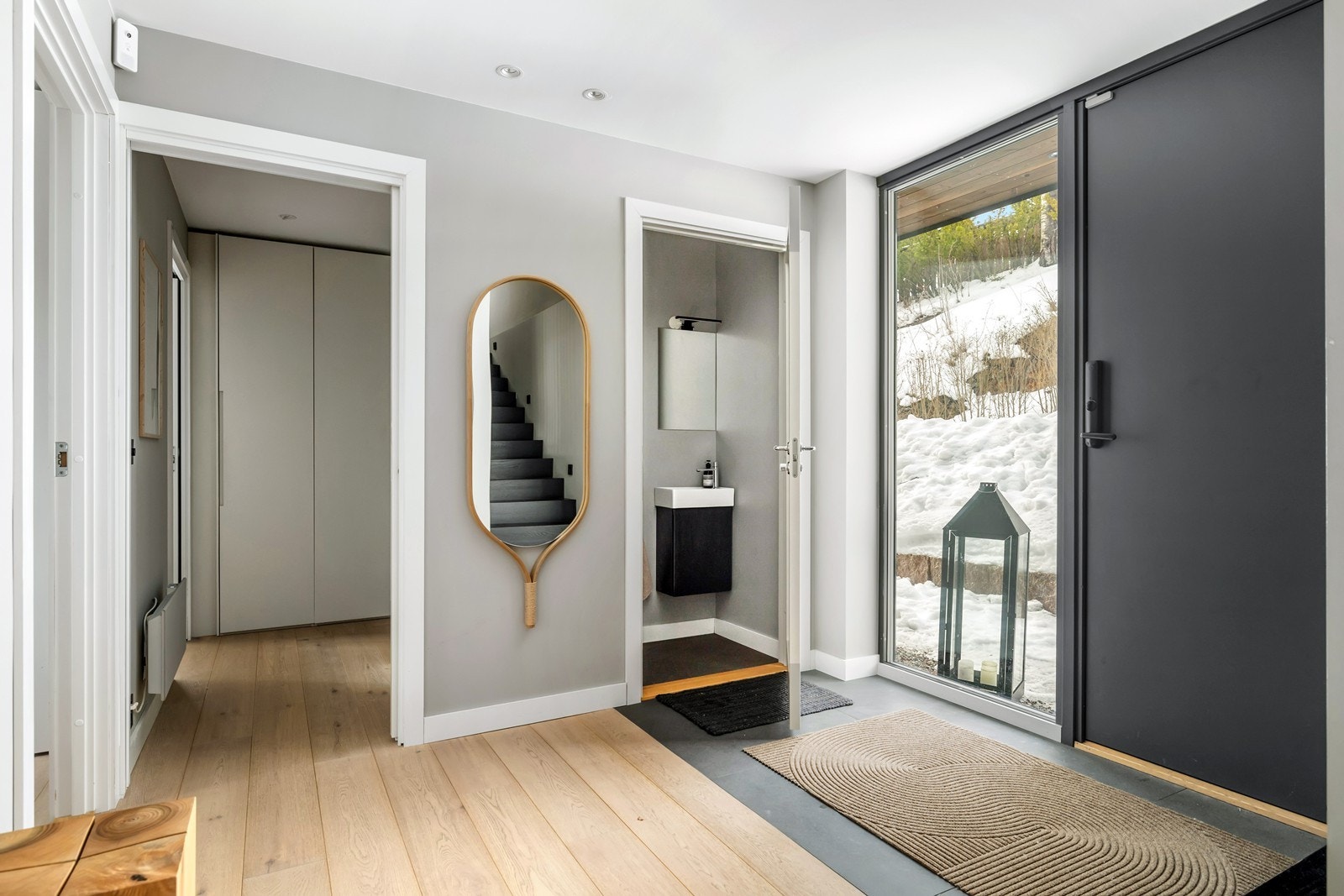 Gang mot separat wc og omkledningsrom tilknyttet hovedsoverom Galleribilde