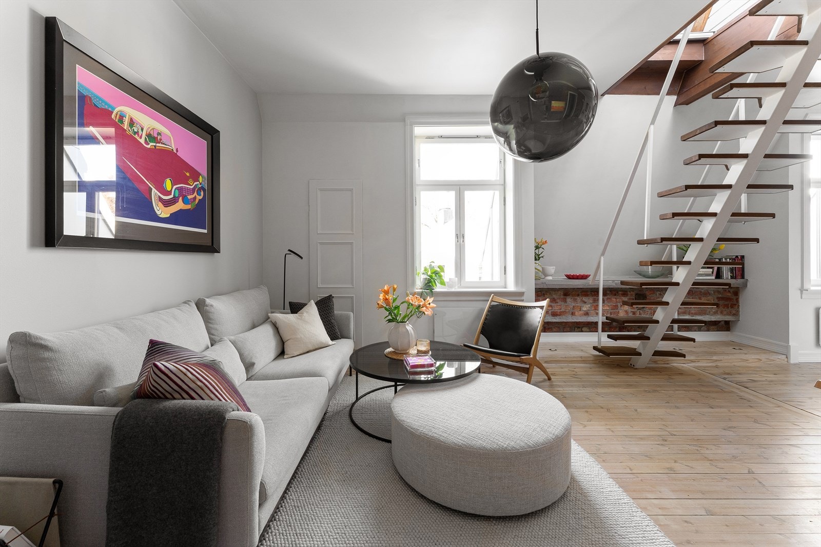 Leiligheten fremstår svært innbydende - Perfekt for hyggelige kvelder med familie og venner. Stuen oppleves lys og luftig med gode møbleringsmuligheter. Galleribilde