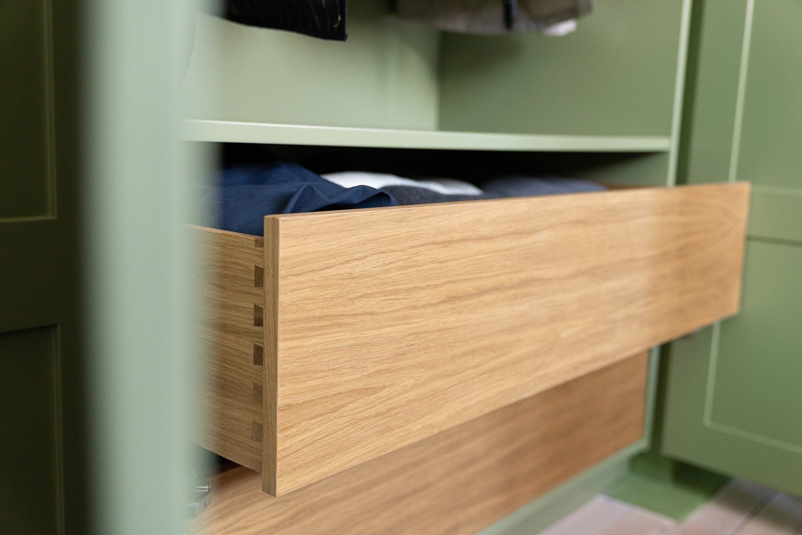 De plassbygde skapene er av høy kvalitet, med skuffer i heltre eik. Galleribilde