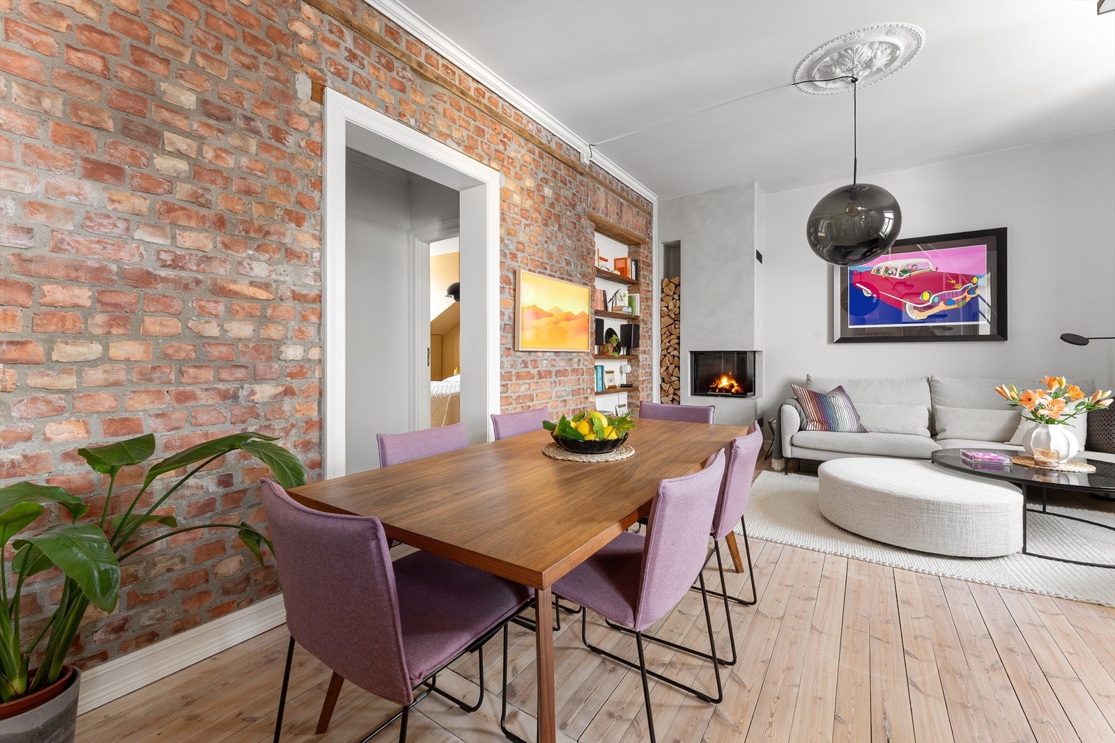 Peisen er et naturlig blikkfang i rommet og bidrar til lun og behagelig atmosfære. Velholdt teglsteinsvegg med spesialbygde hyller. Galleribilde