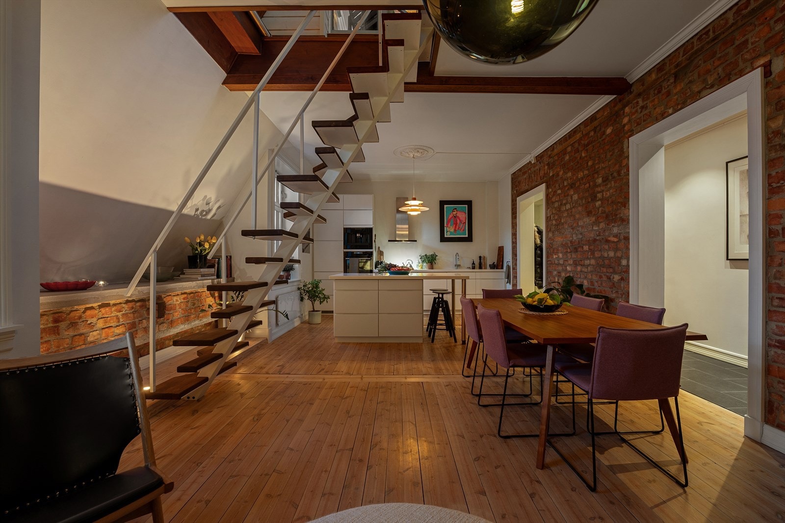 Lys og luftig stue med store vindusflater som slipper inn rikelig med naturlig lys og takhøyde på ca. 2,91 m. Galleribilde