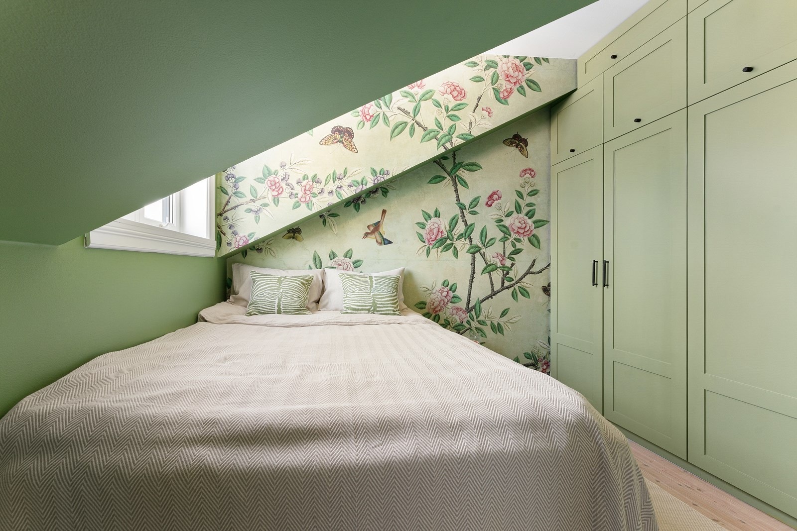 God plass til dobbeltseng. Snekkerbygget garderobeskap med svært god oppbevaringsplass. Galleribilde