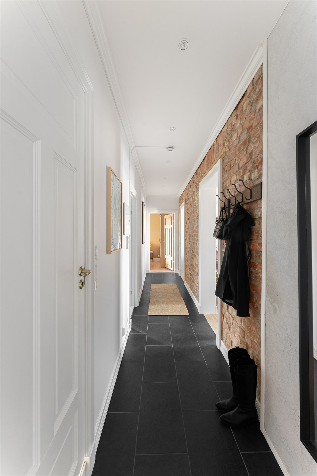 Hyggelig og innbydende entré med god plass til skohylle og oppheng til yttertøy. Galleribilde