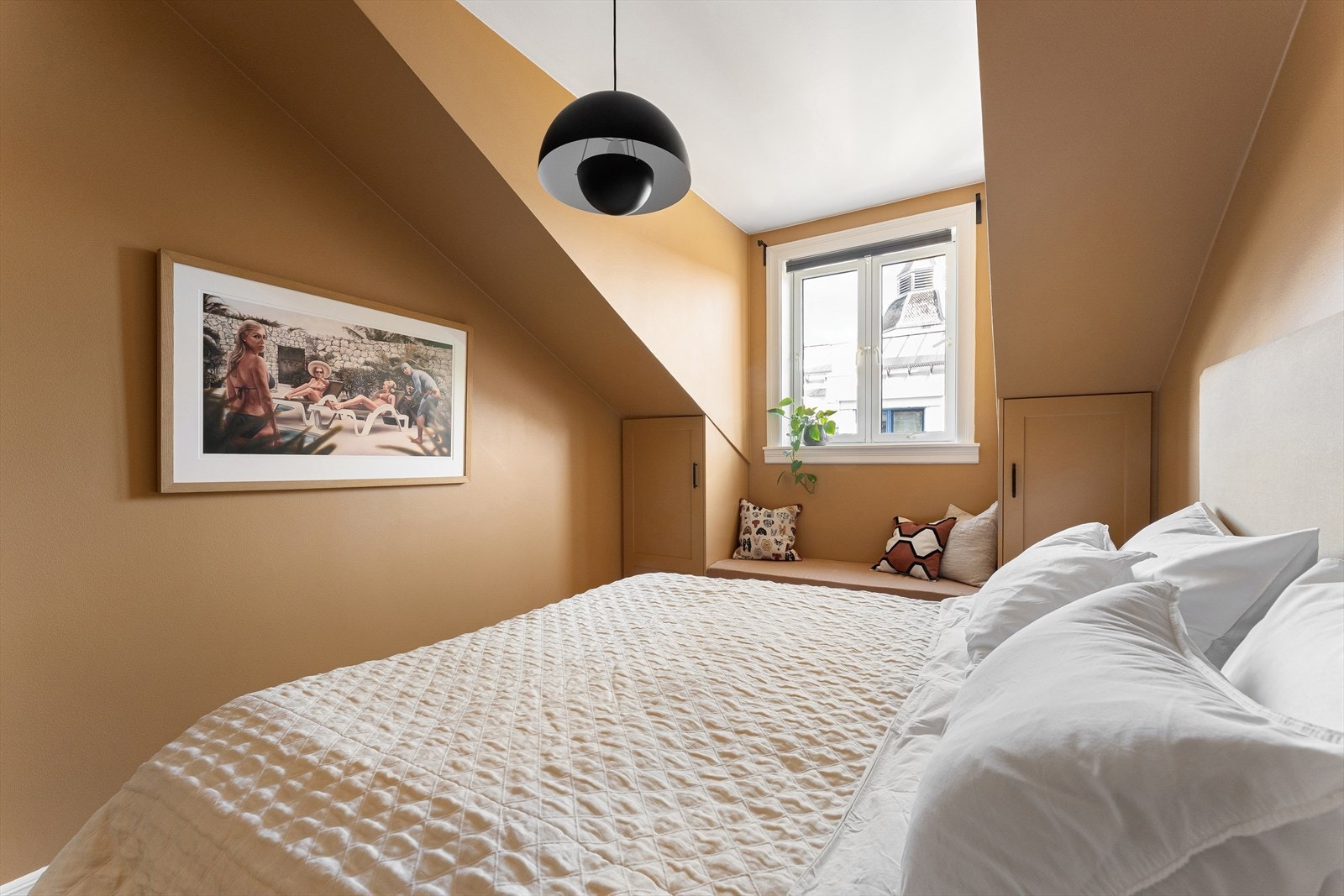 Begge soverommene ligger inn mot rolig bakgård. Galleribilde