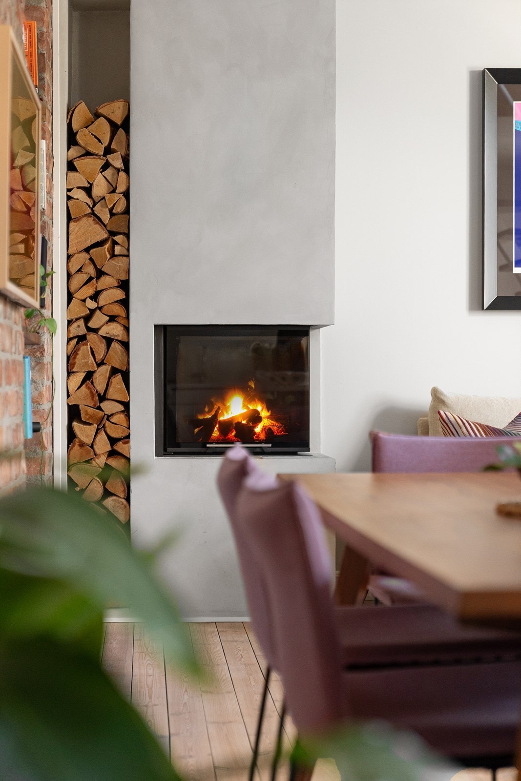 Legg merke til nisje for oppbevaring av ved. Galleribilde