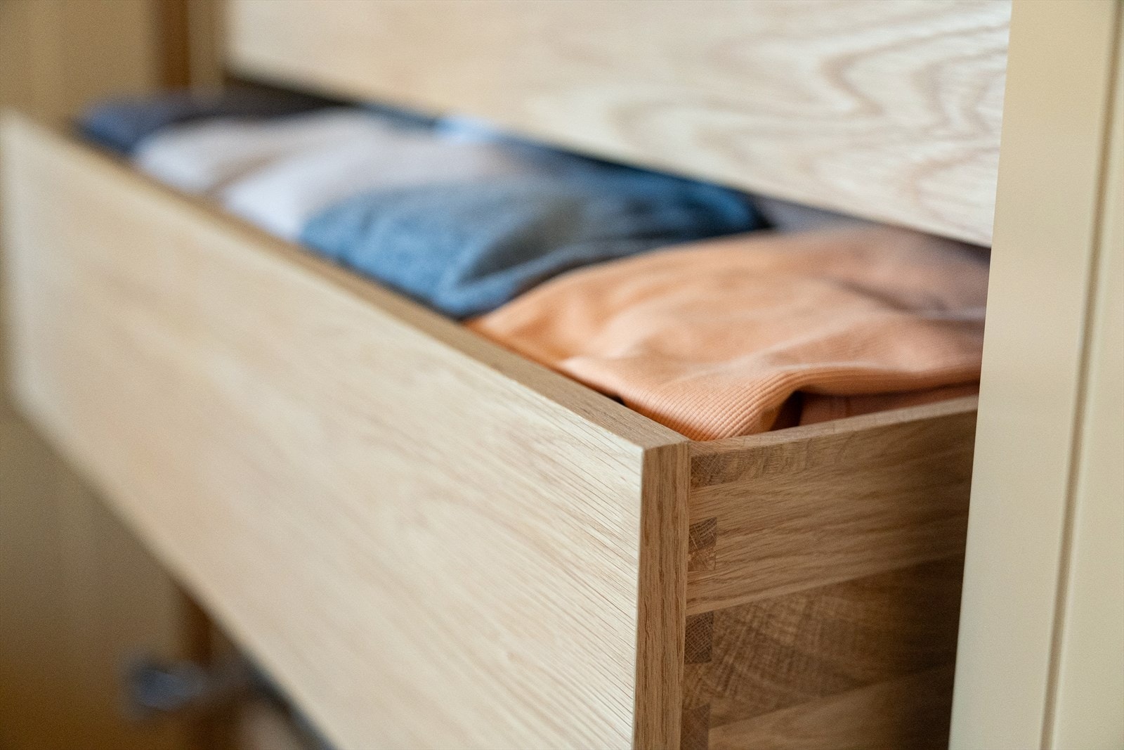 De plassbygde skapene er av høy kvalitet, med skuffer i heltre eik. Galleribilde