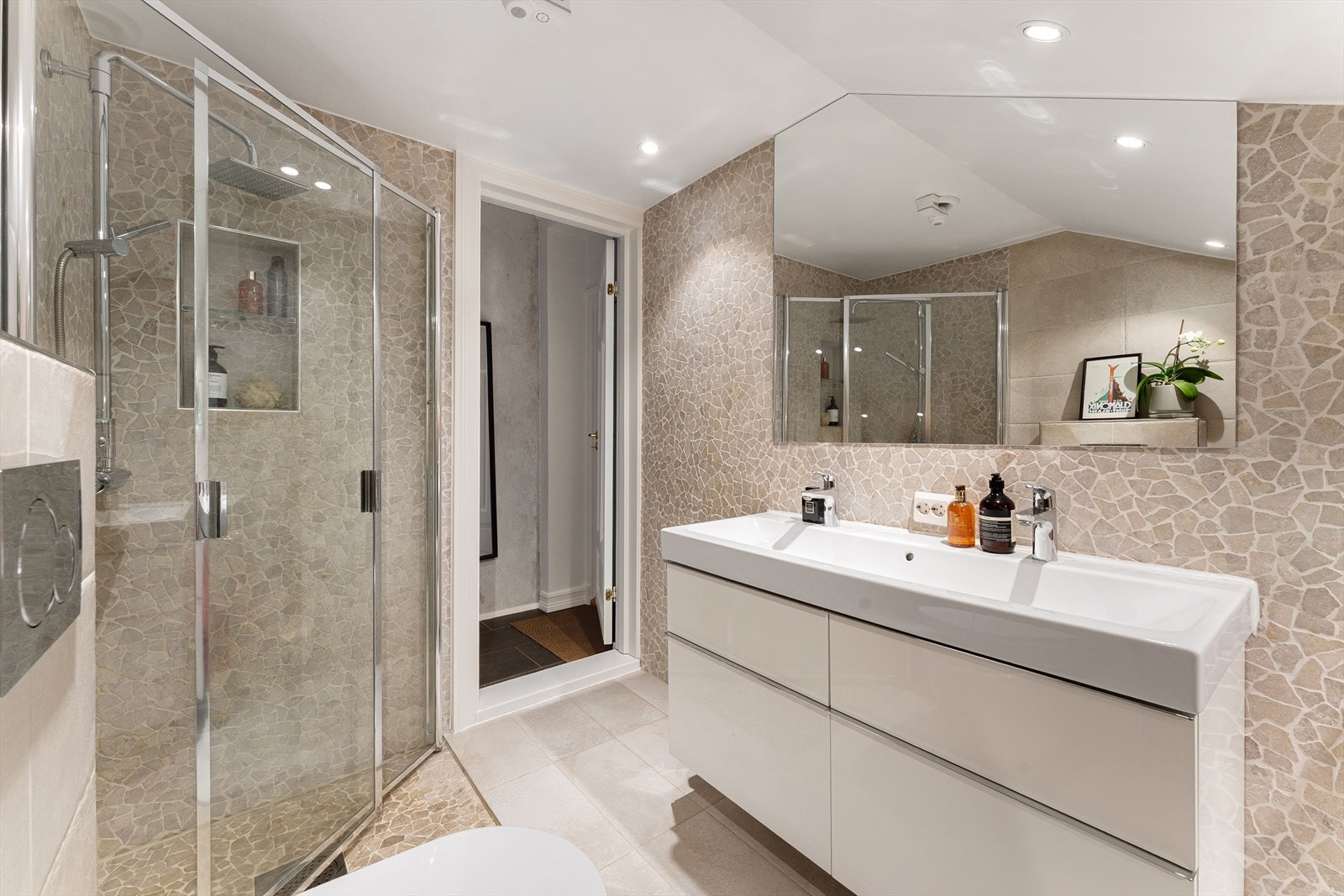 Badet består av flislagte vegger, flislagt gulv med varmekabler og malt himling. Varmtvann er inkludert i felleskostnadene. Galleribilde