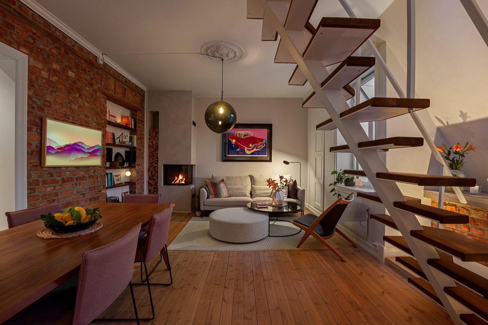 En spektakulær toppleilighet, med super beliggenhet, på populære St.Hanshaugen. Leiligheten er lys, gjennomgående, holder en god standard og oppleves som særdeles lekker. Galleribilde