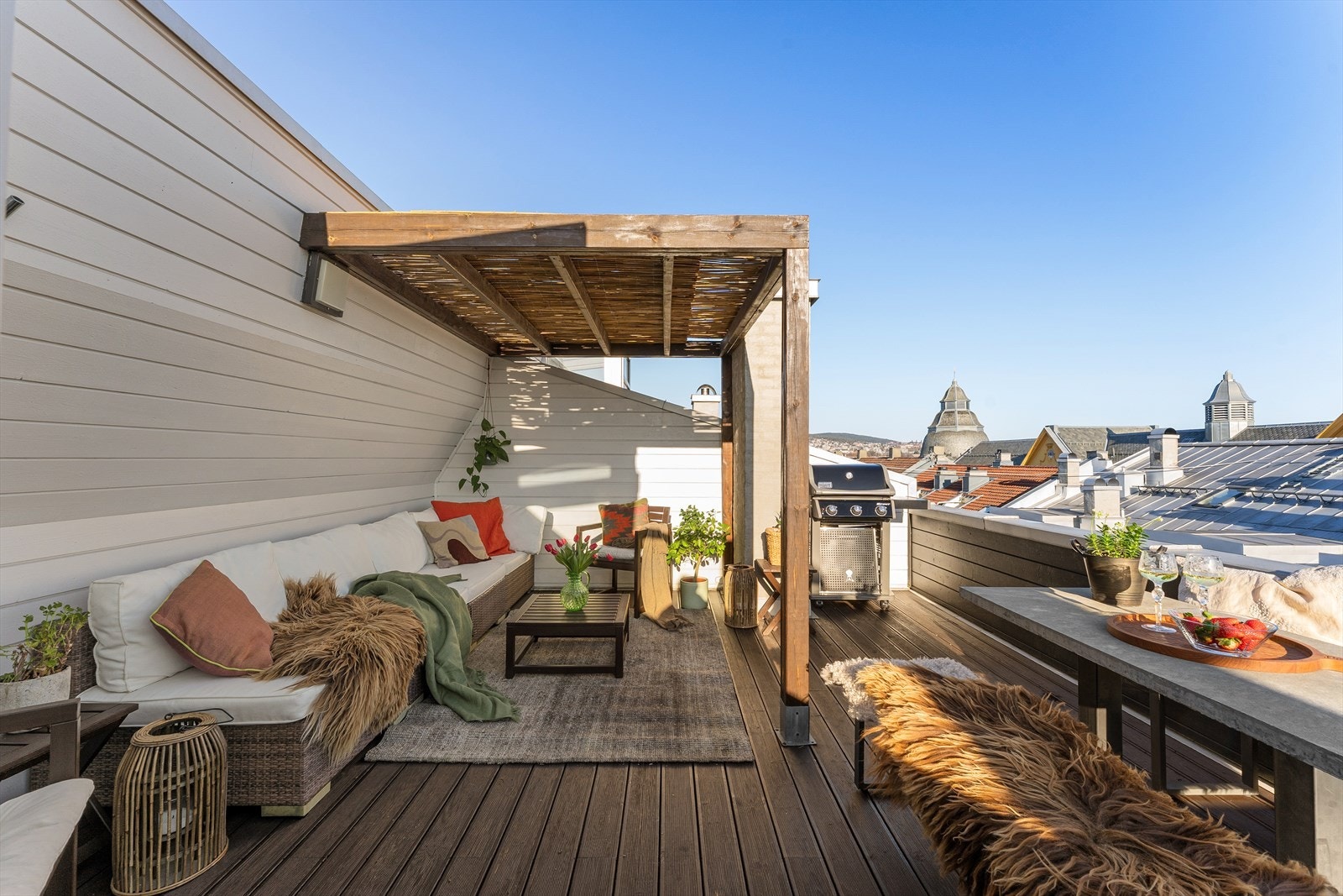 Fantastisk uterom med praktisk pergola. Solrikt og med utsikt! Galleribilde