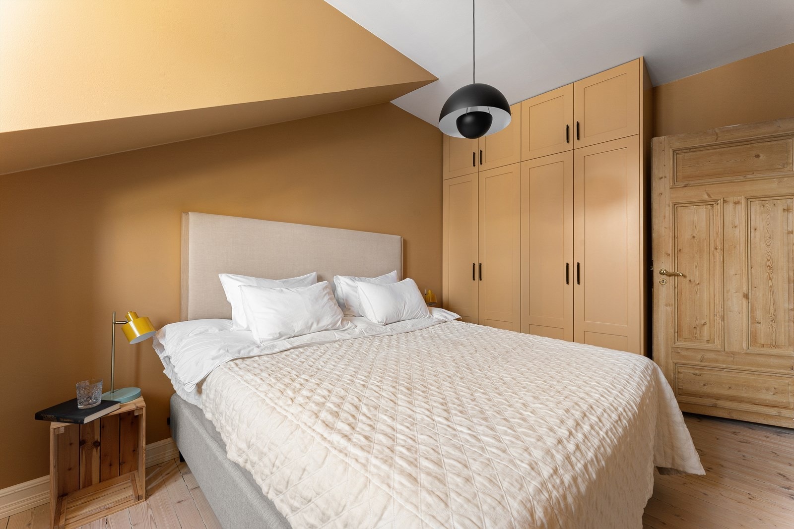 Snekkerbygget garderobeløsning og med god oppbevaringsplass. Galleribilde