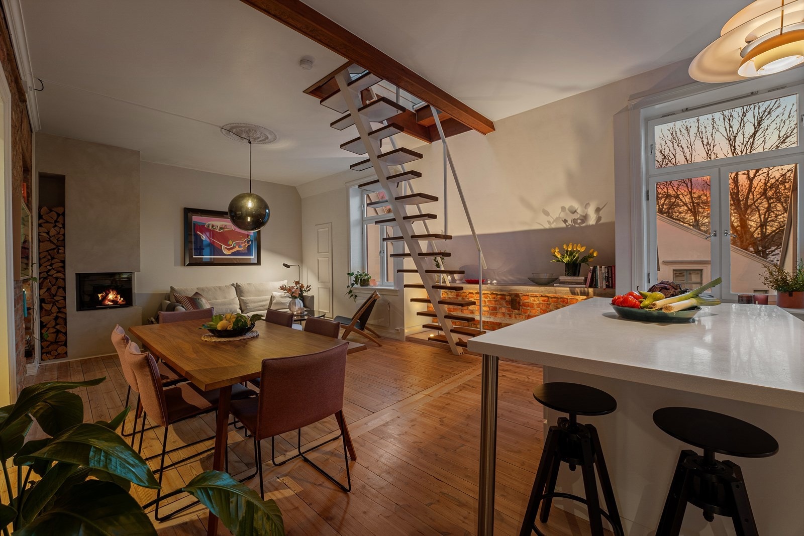 Fra stuen er det trapp opp til privat takterrasse på 23 kvm og svært praktisk bod med 19 kvm gulvareal. Galleribilde