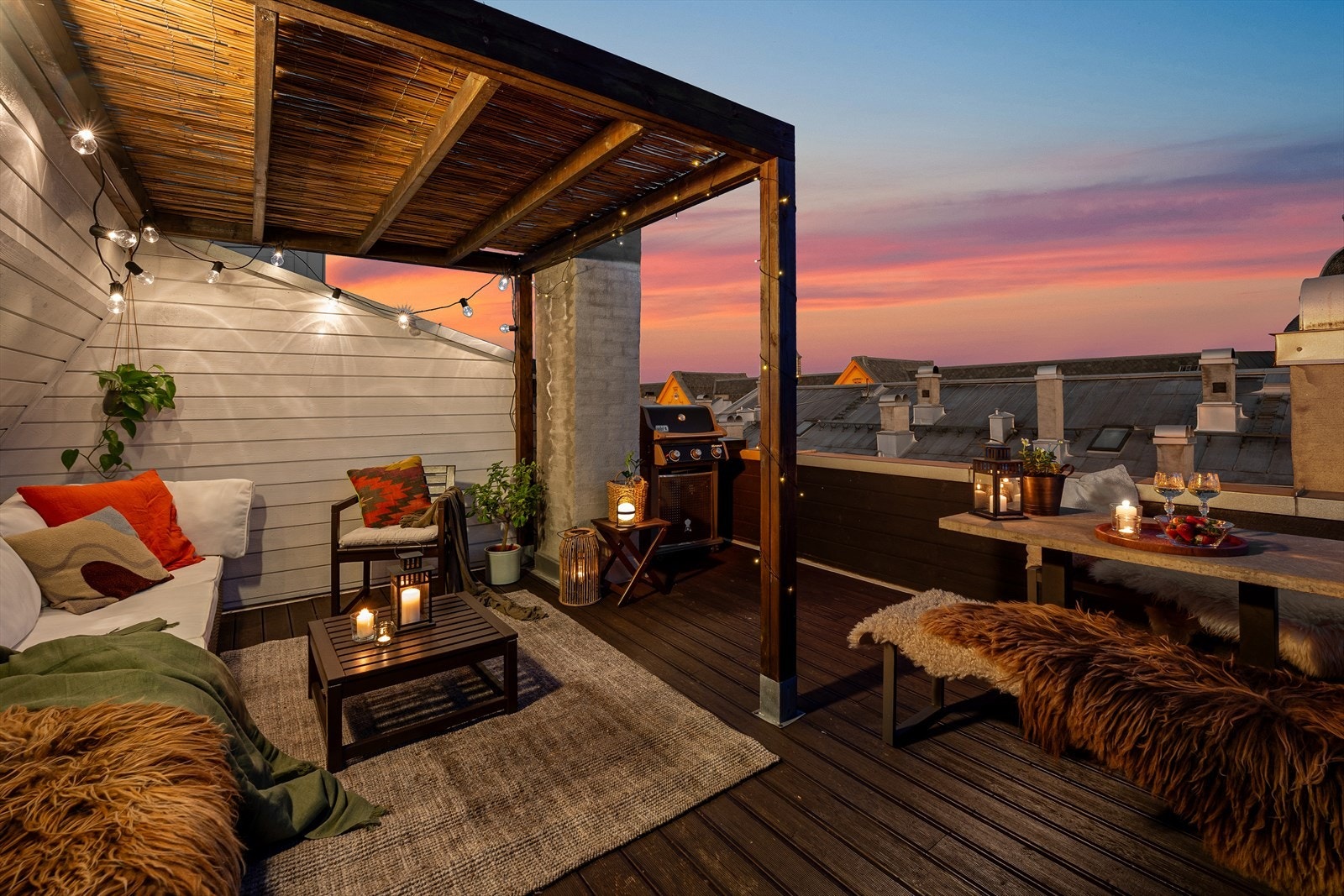 Stor takterrasse på 23 kvm med god plass til grill og utemøblement. Galleribilde